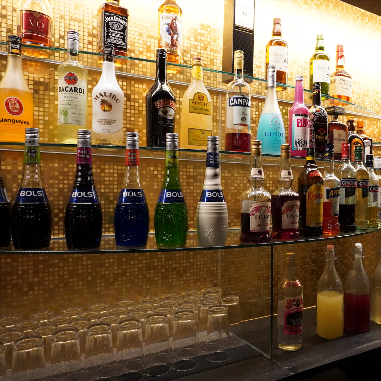 色とりどりのボトルが並ぶバー