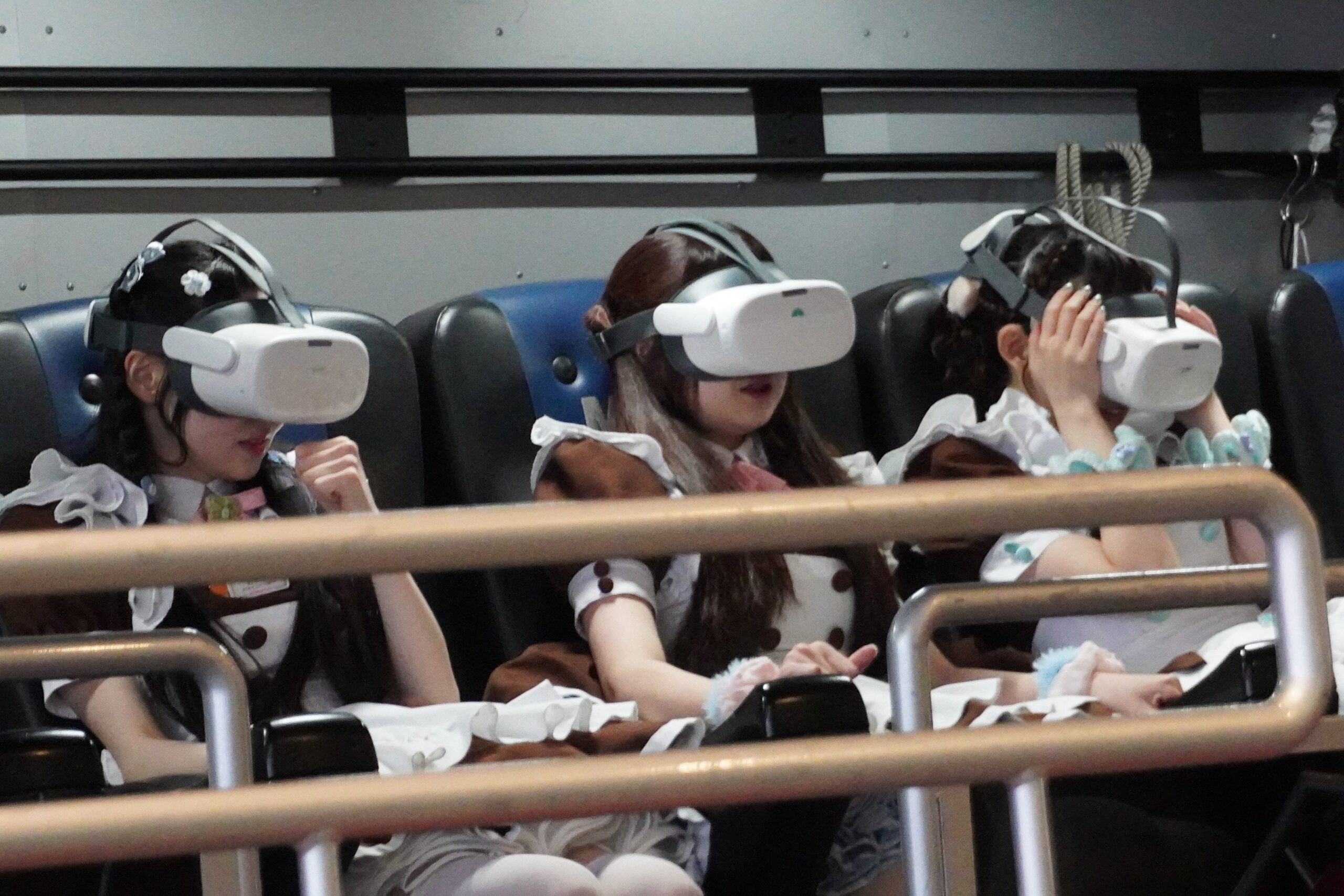 VRゴーグルを装着するメイドたち