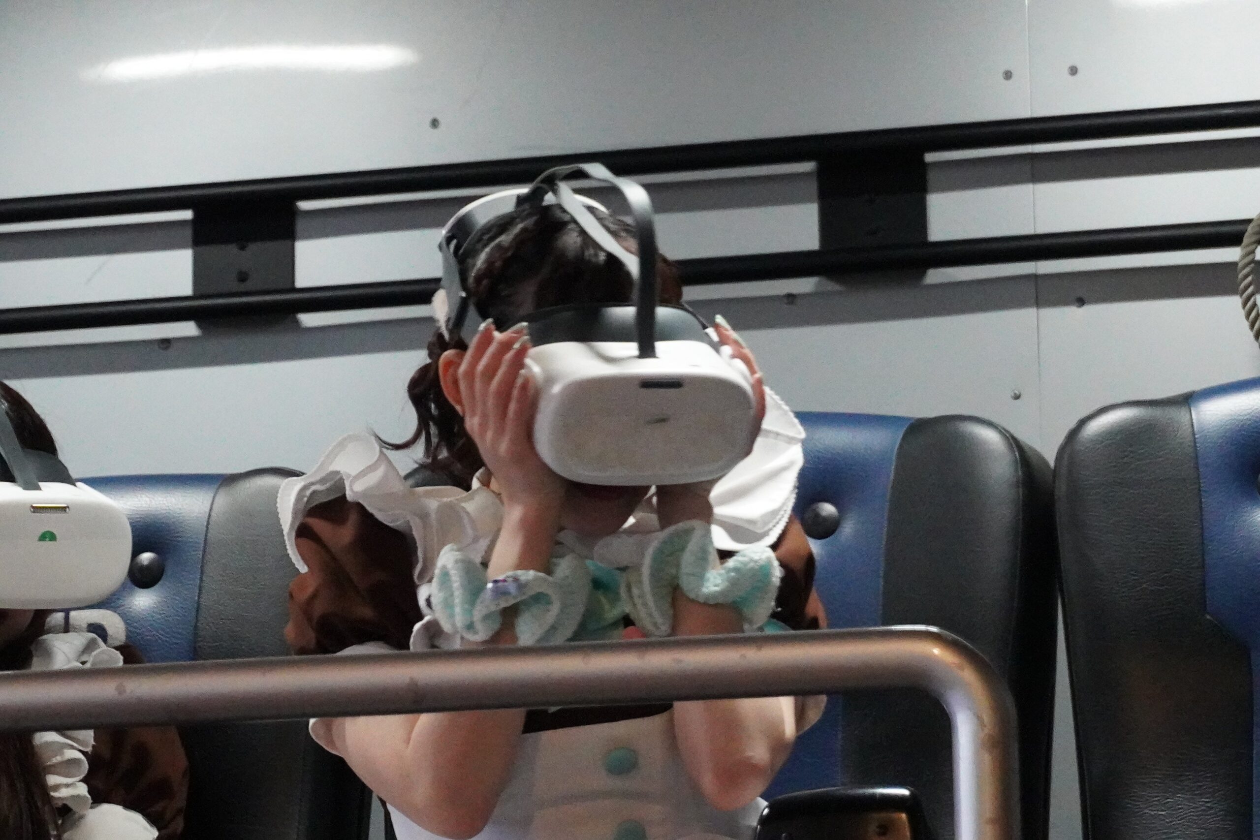 VR体験中のメイドがゴーグルを調整