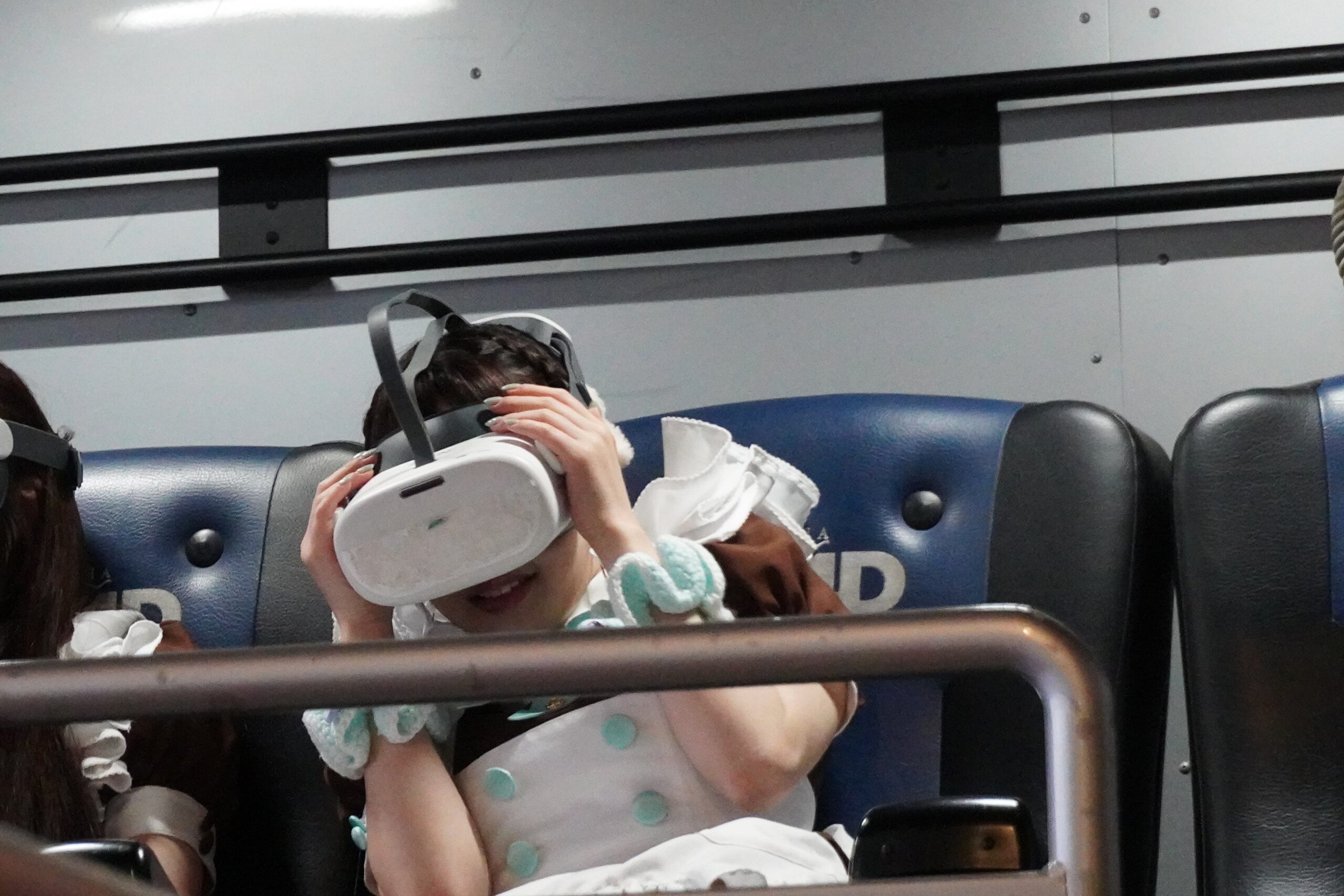 笑顔のメイドが抽選イベントに参加