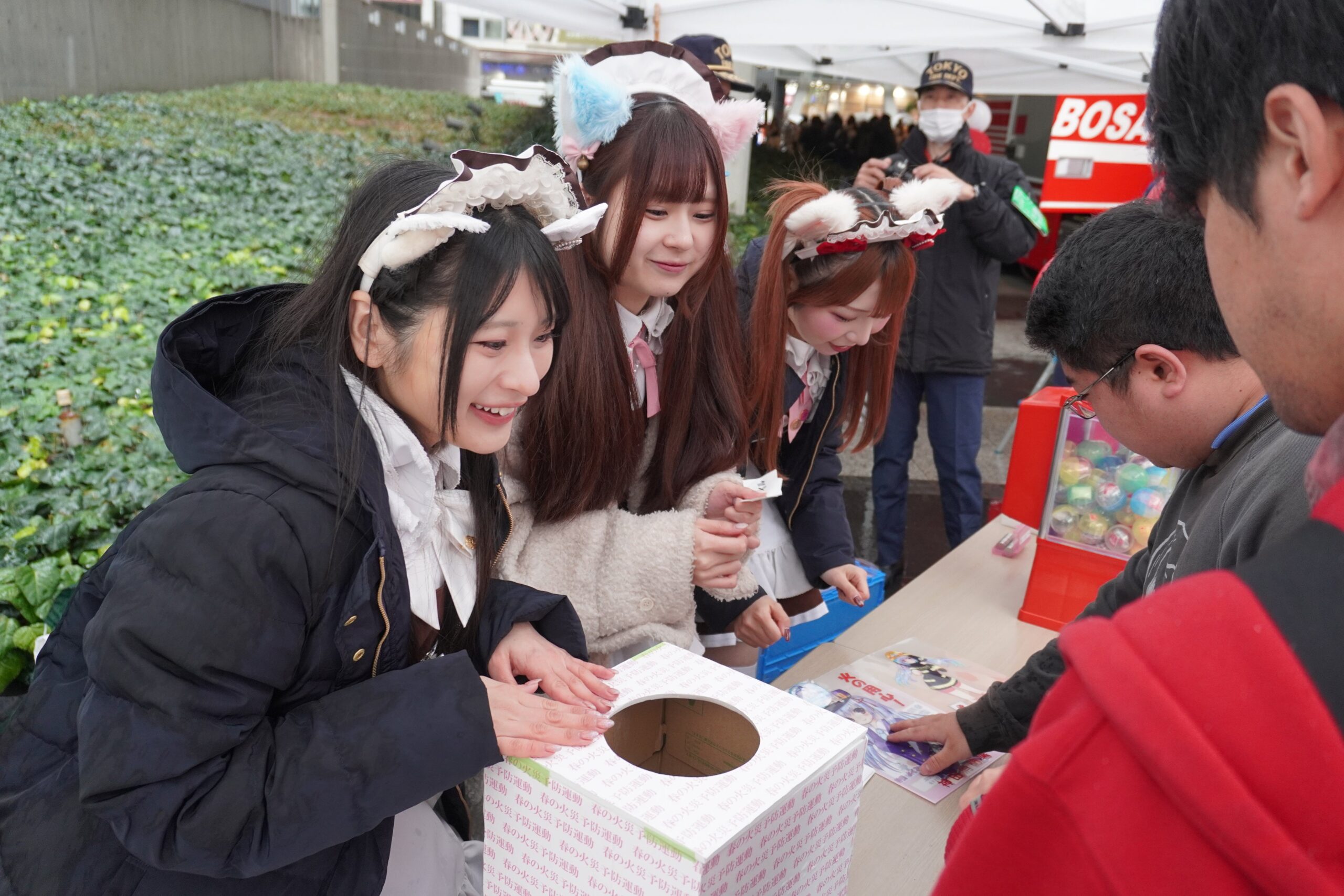 メイドがお客様とガチャを楽しむ