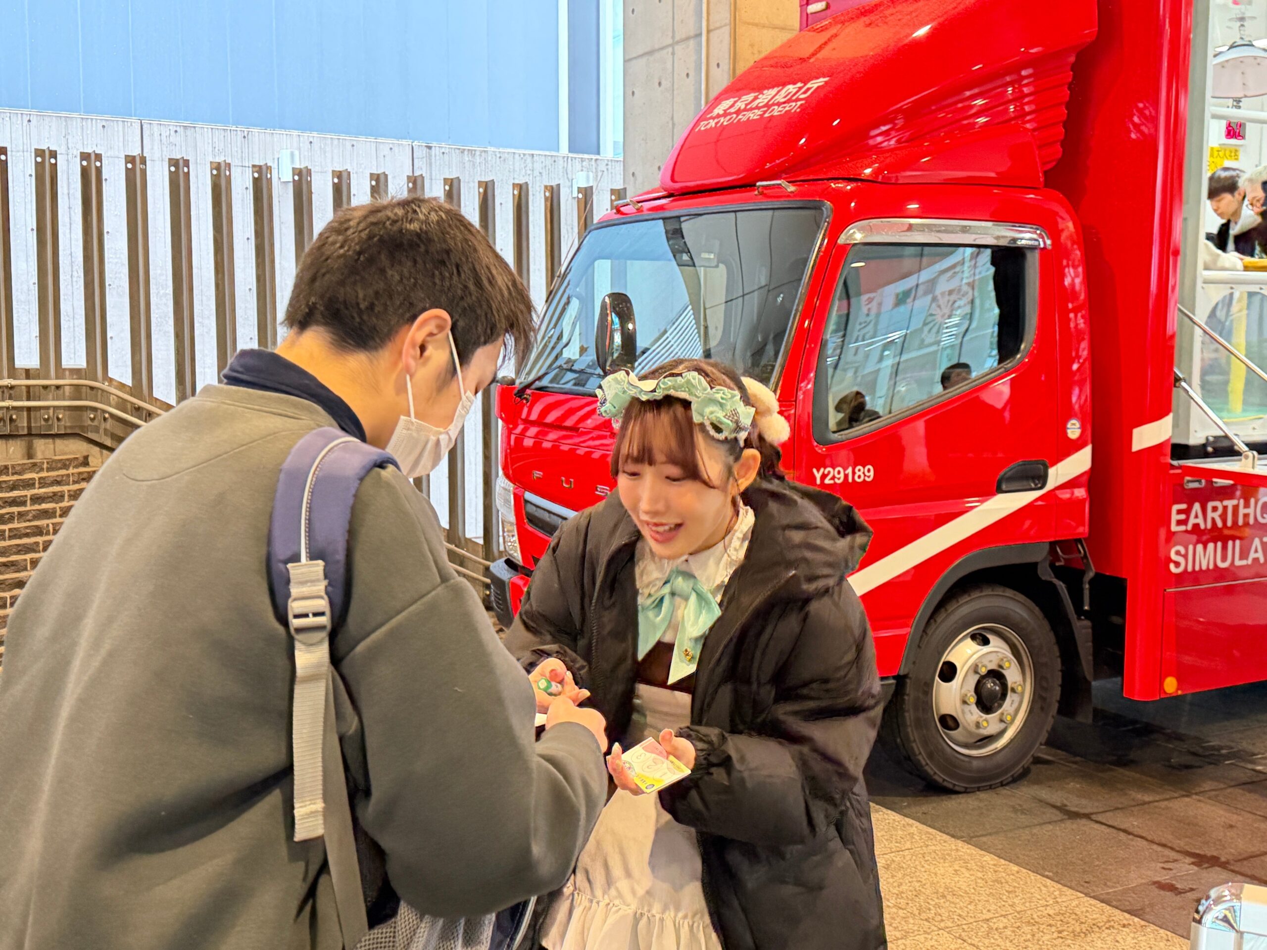 笑顔のメイドがお客様と交流