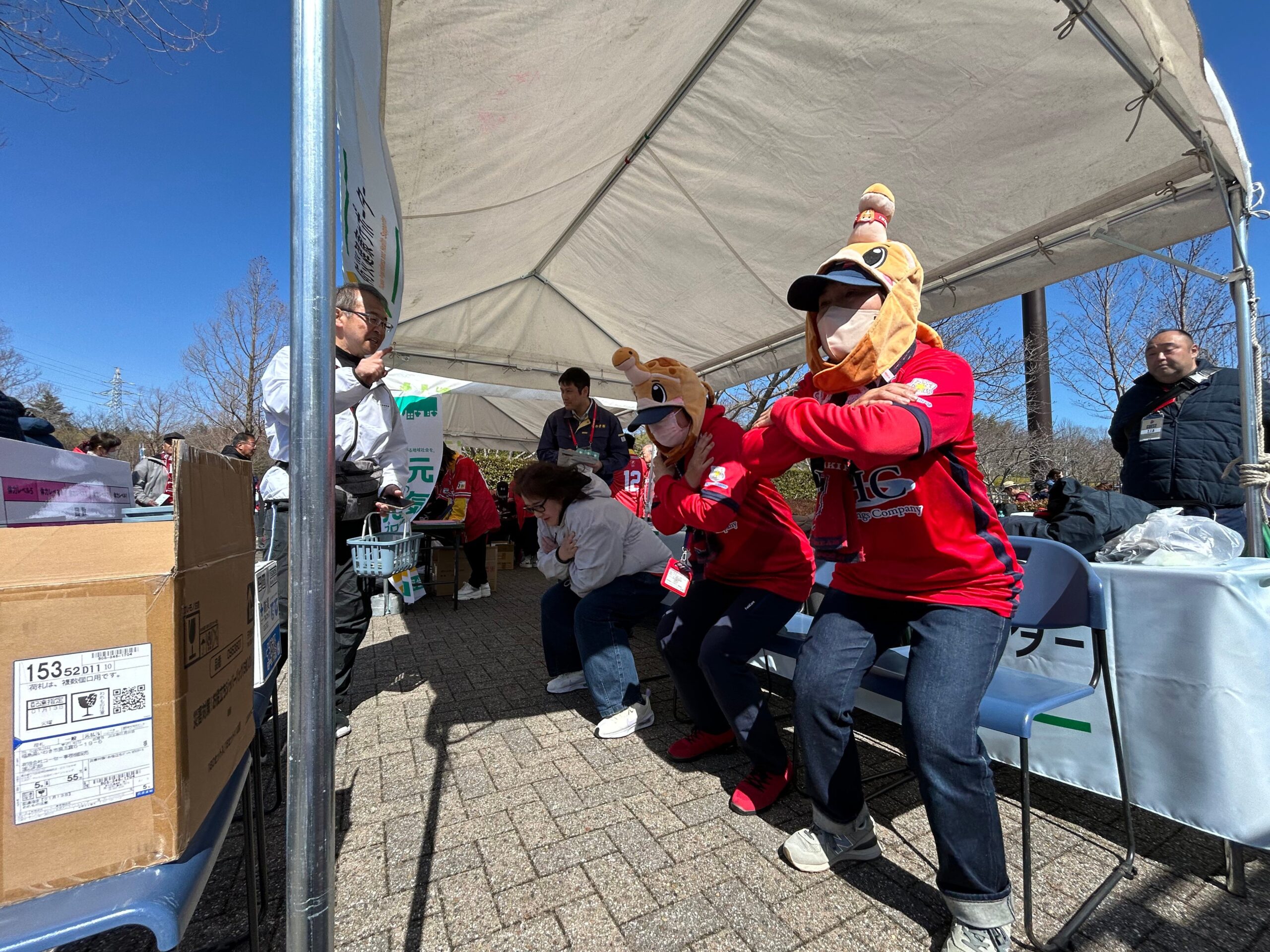 テントで防災について学ぶ参加者たち