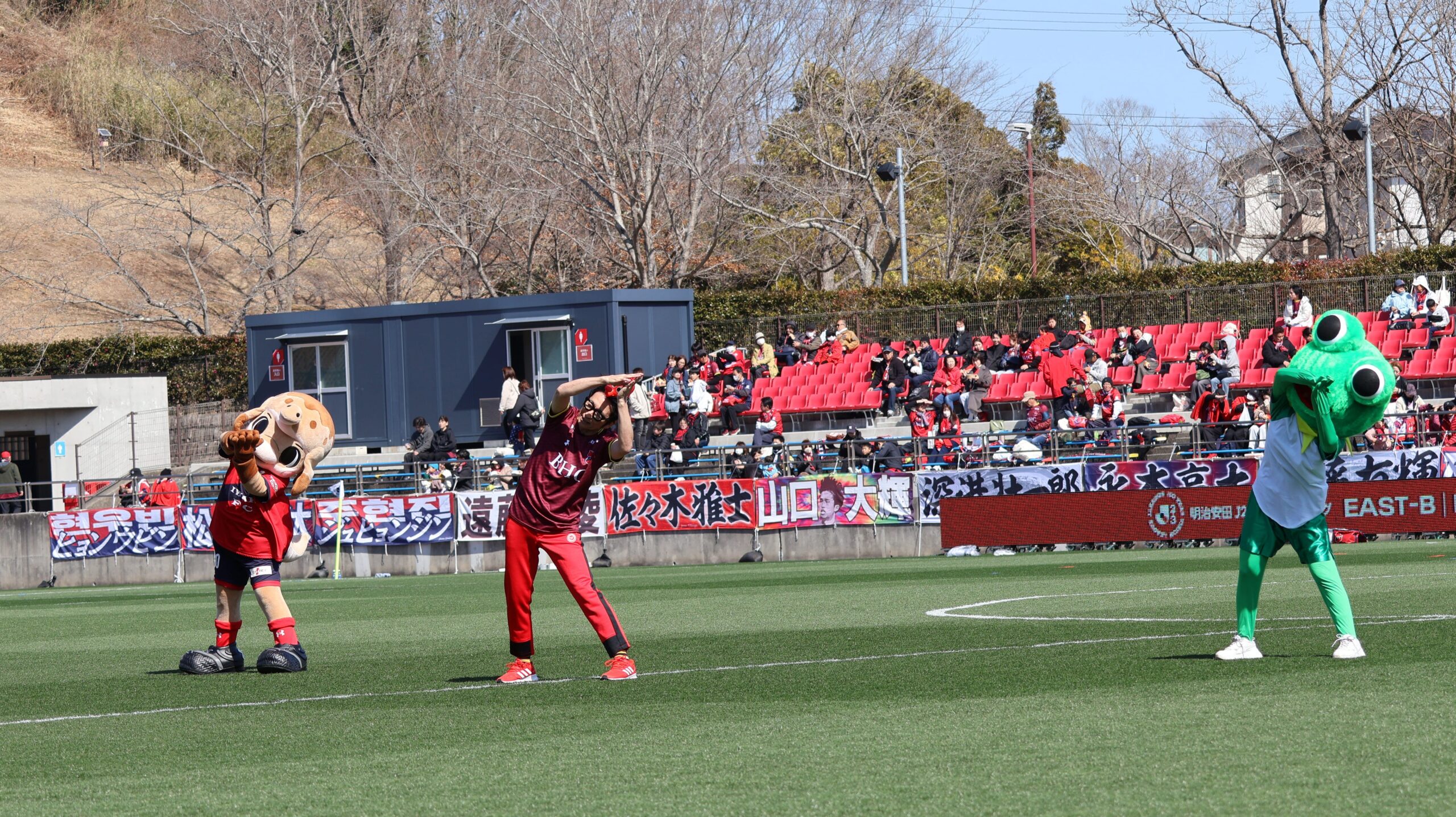 キャラクターたちがフィールドで体操を披露