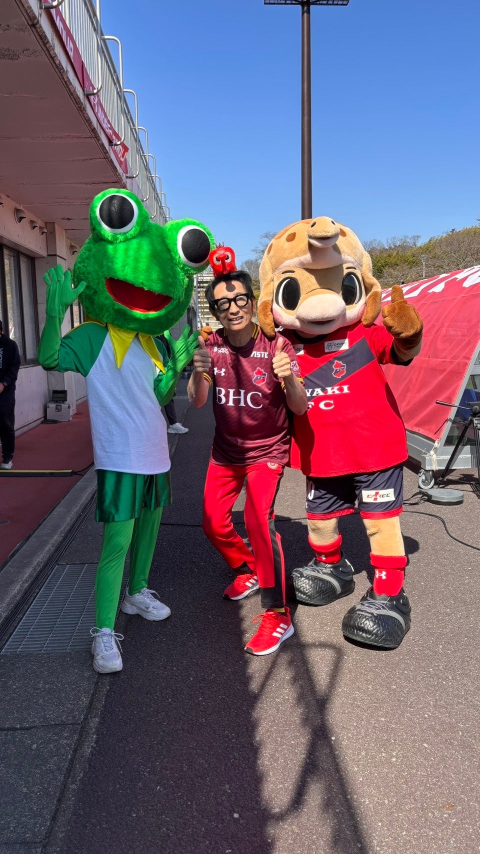 キャラクターたちと笑顔でポーズを取る人物