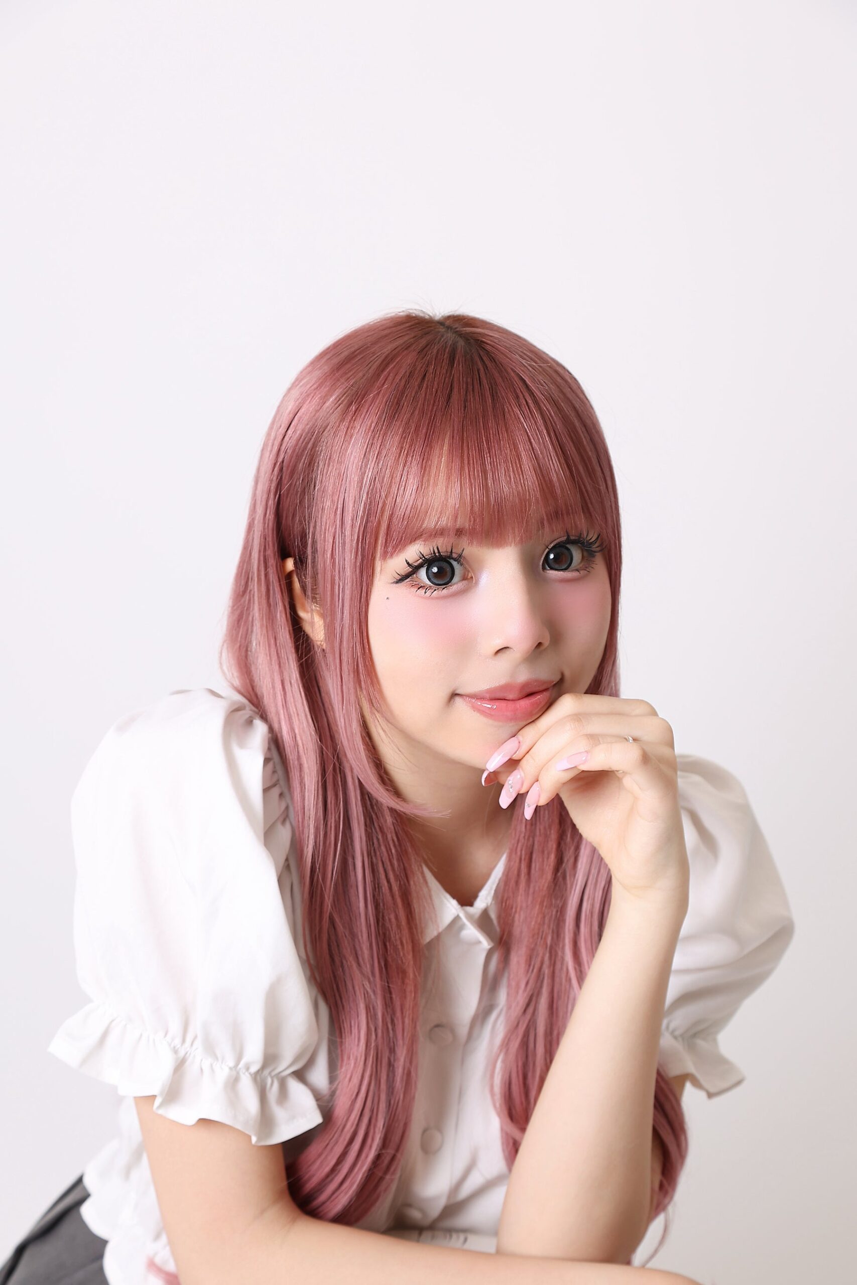 ピンクの髪の女性のポートレート