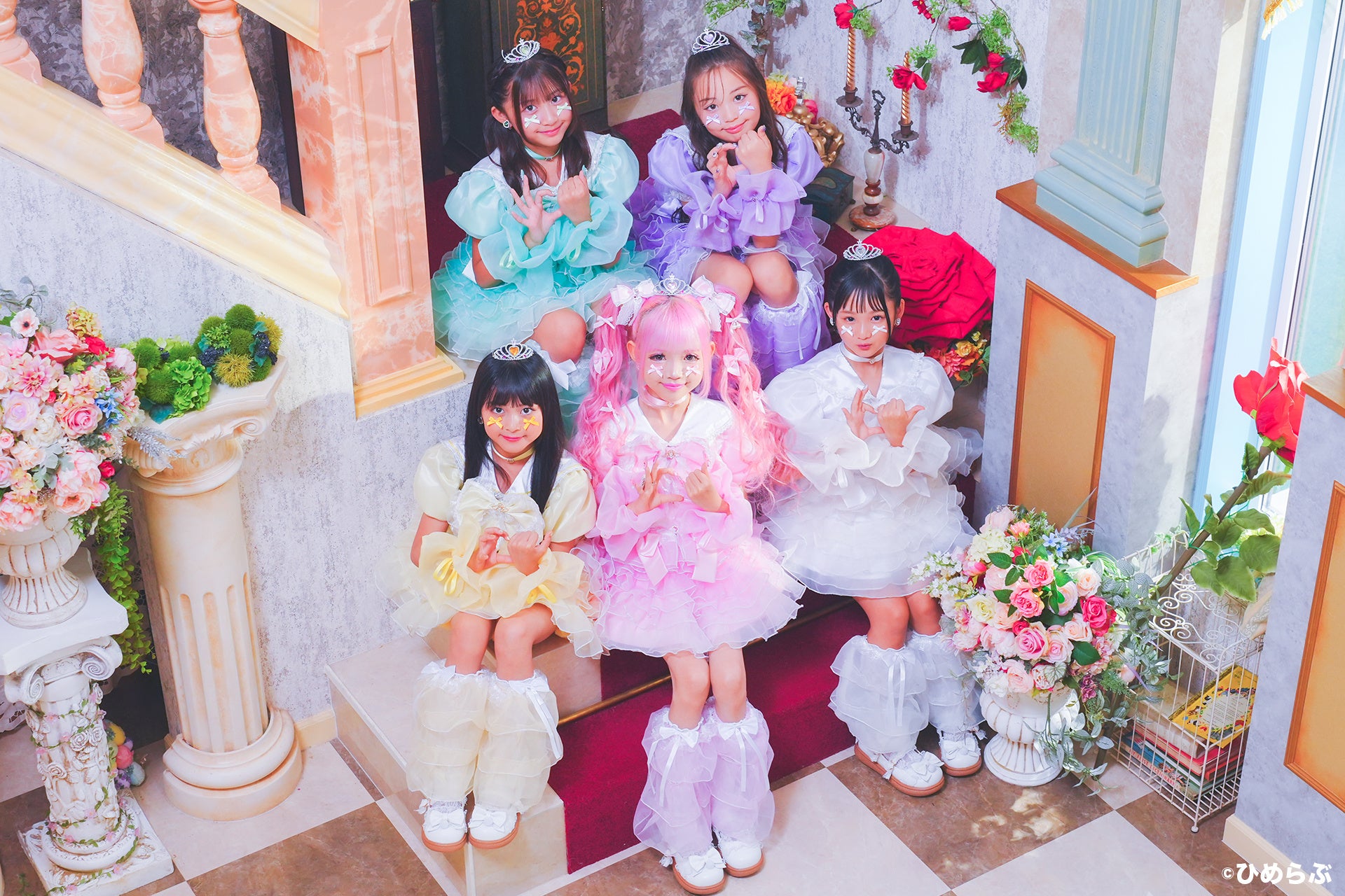 カラフルなドレスの少女たちが集まる