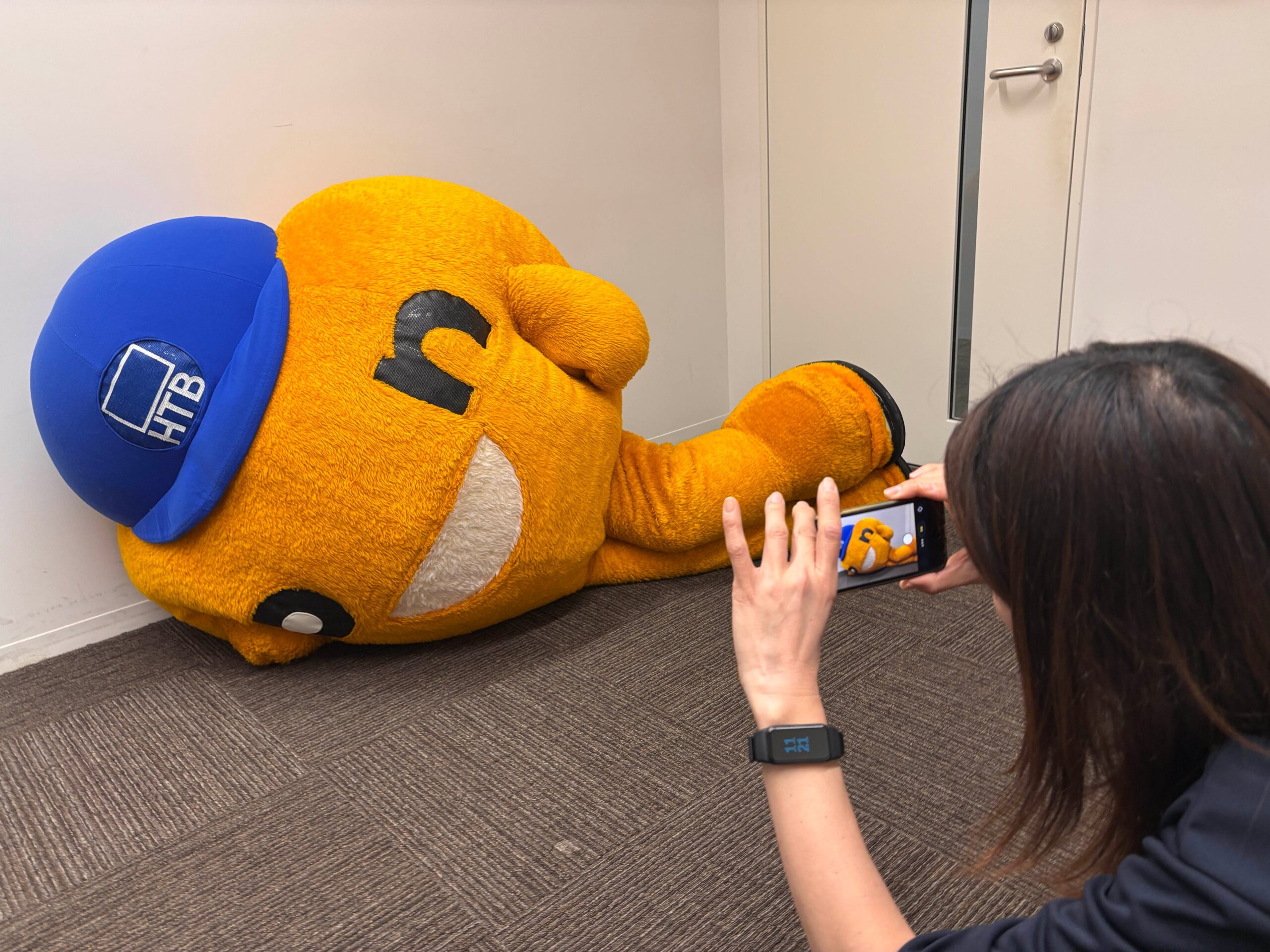 onちゃんの着ぐるみを撮影する人
