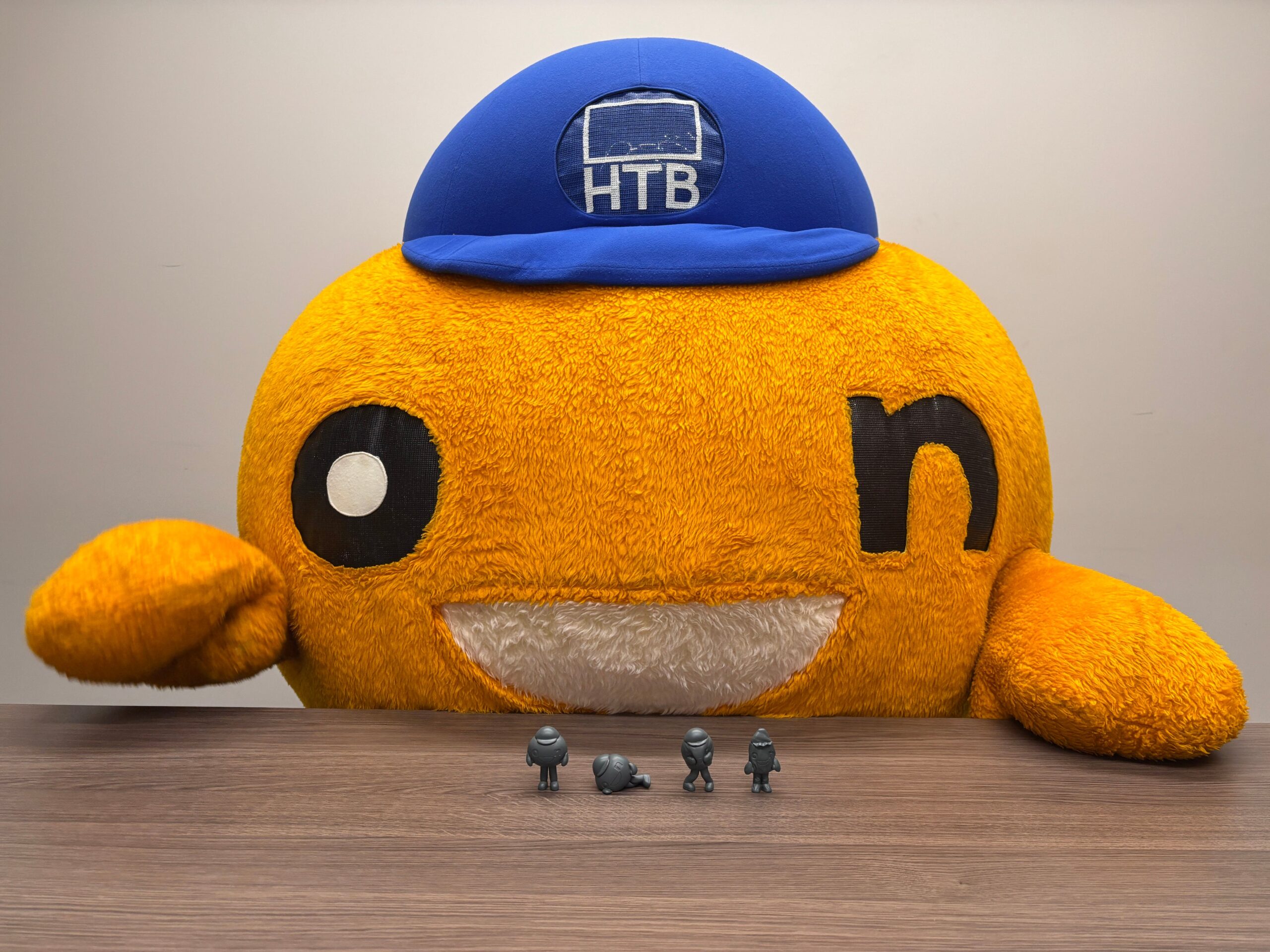 テーブル上の小さなonちゃんフィギュア