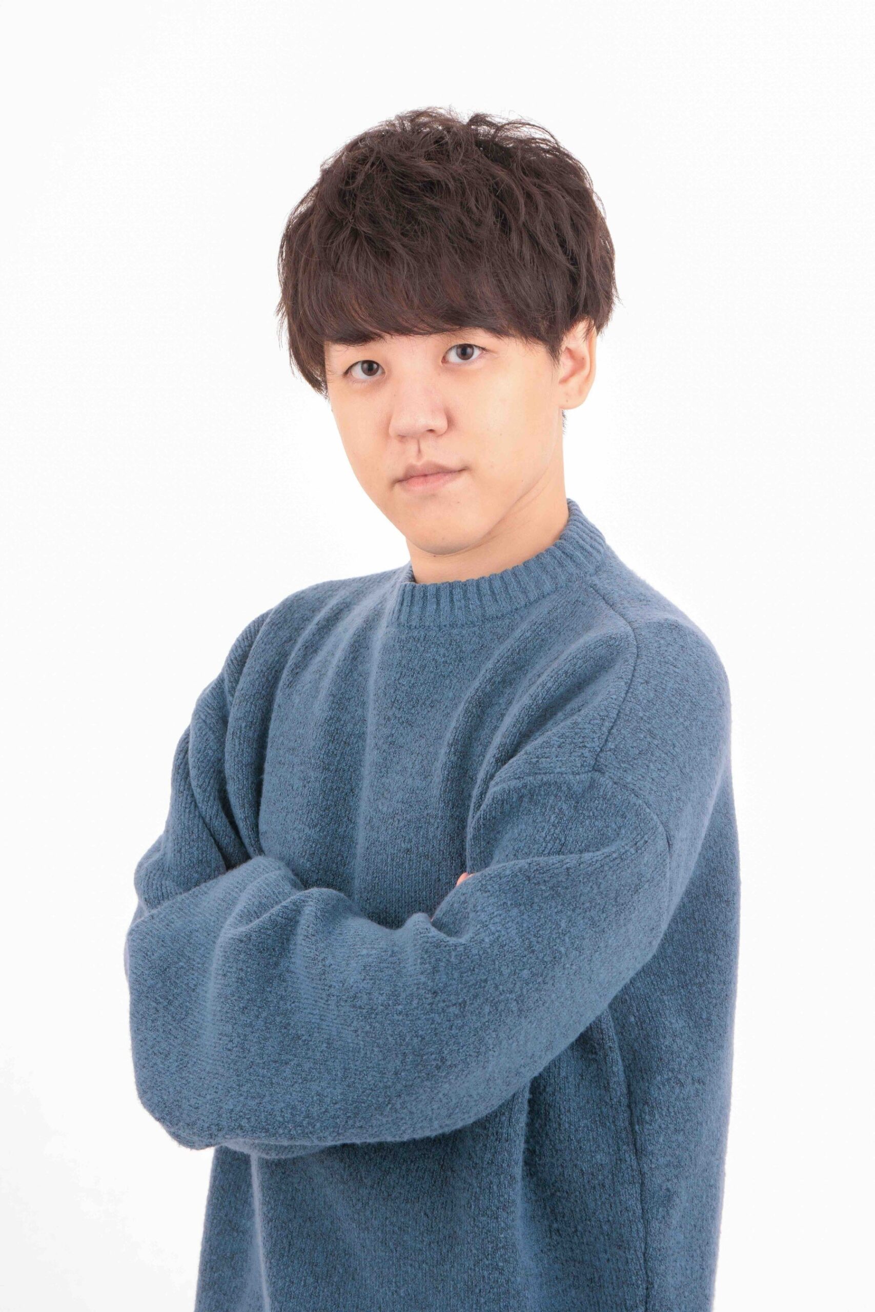 青いセーターを着た男性のポートレート