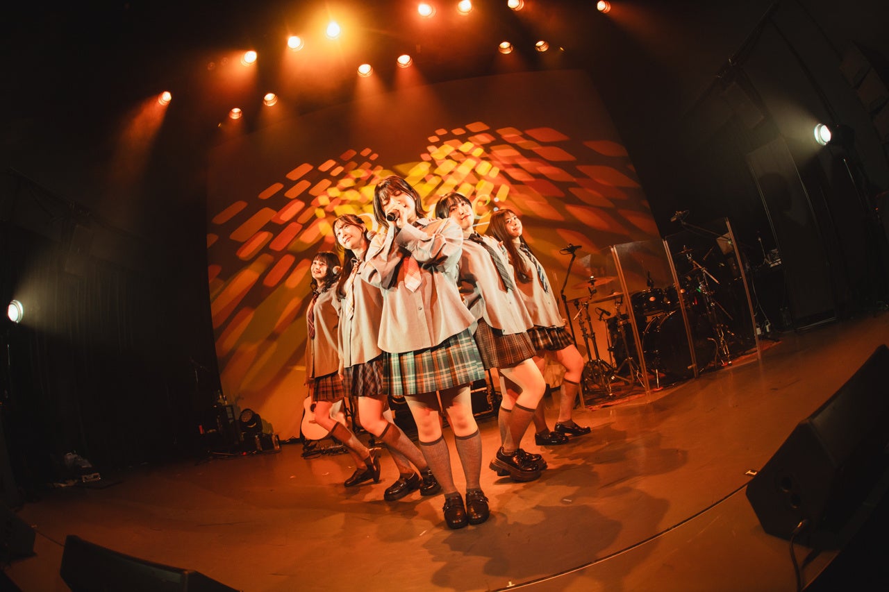 ステージパフォーマンス中のアイドルグループ