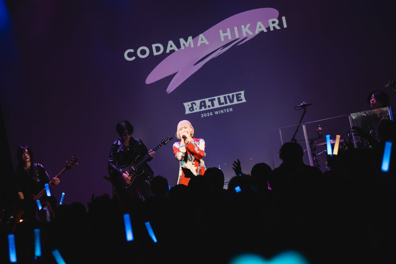 小玉ひかりがライブで熱唱する様子