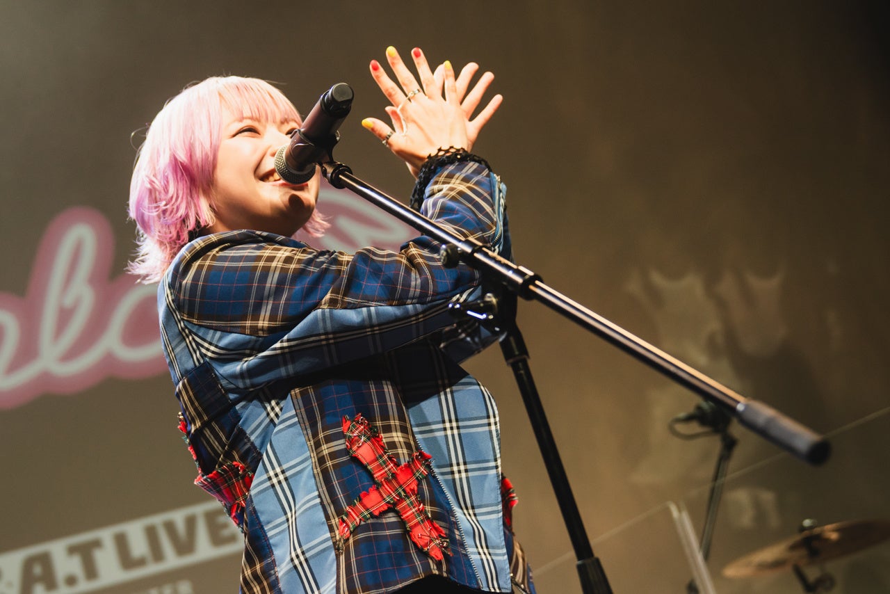 halcaがステージで歌う瞬間