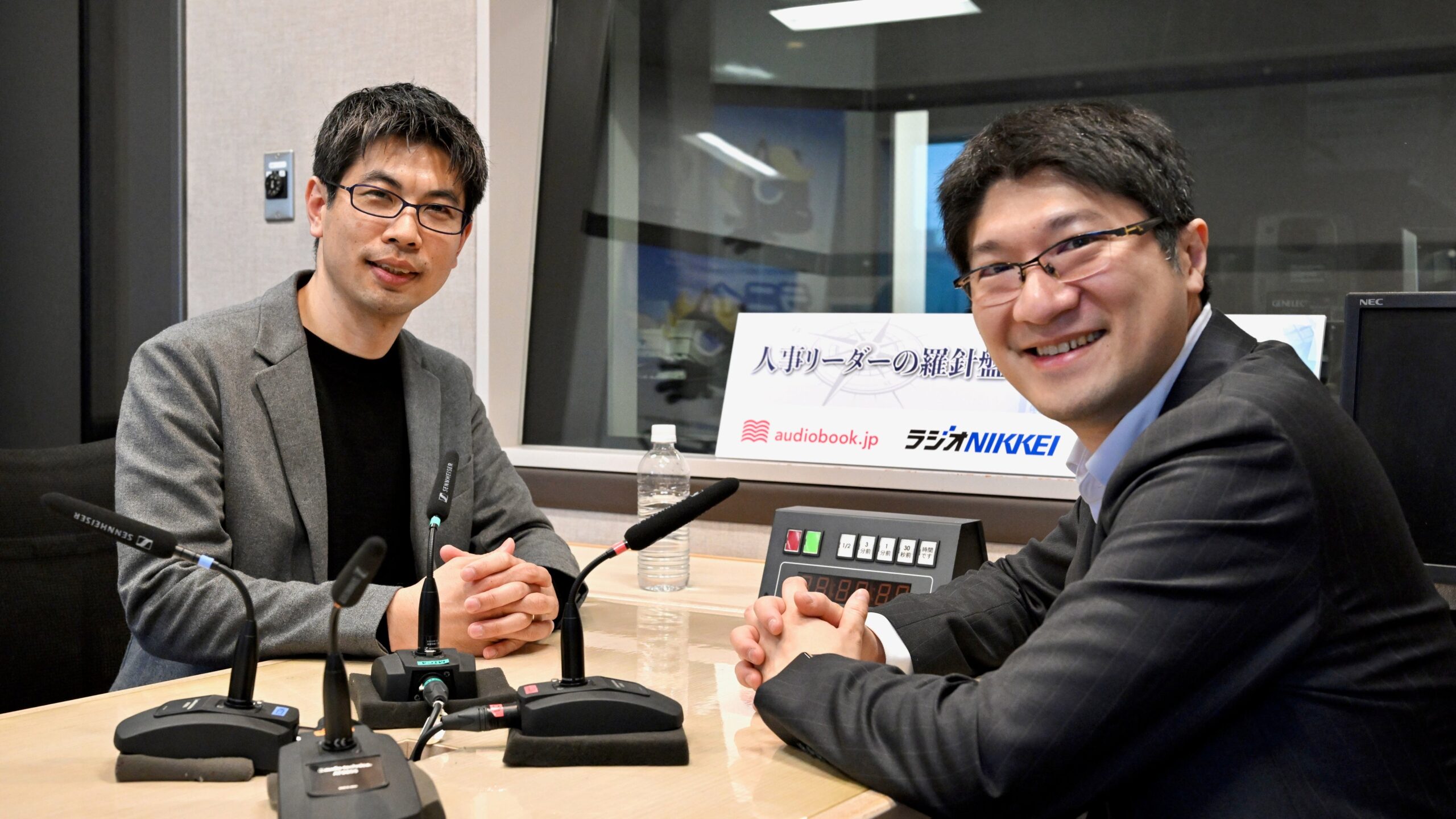 ラジオNIKKEIで対談する二人の男性
