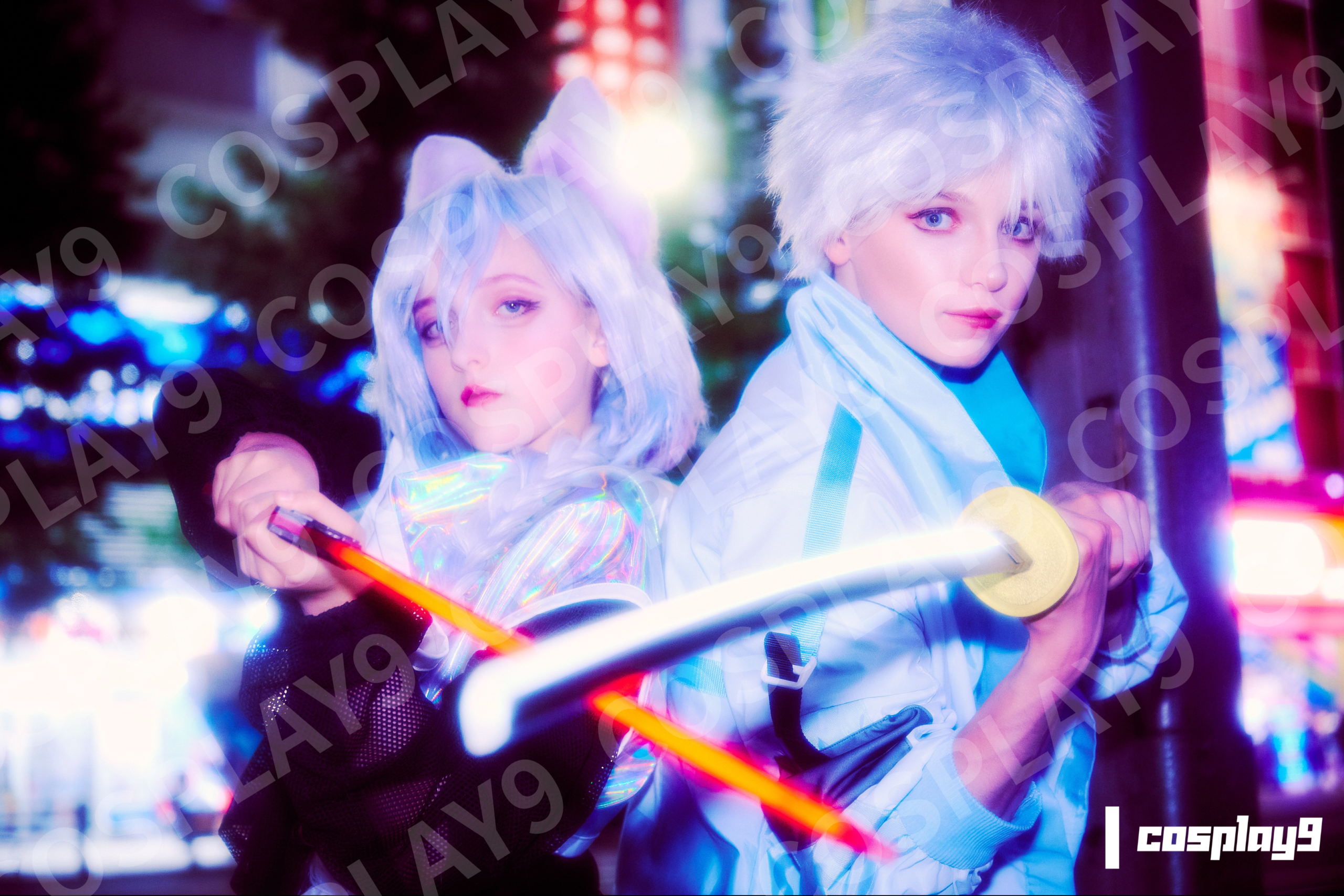 剣を持つコスプレイヤーのアップ写真