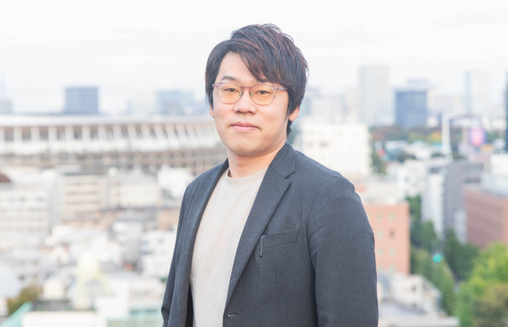 ビル群を背景にした人物