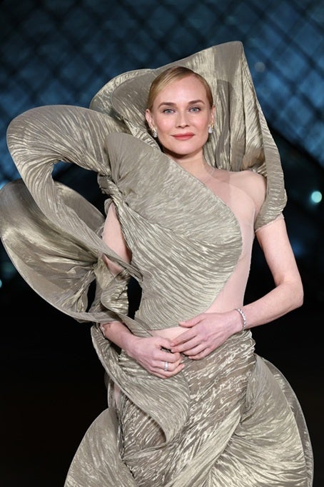 ルーヴル前に立つゴージャスな女性