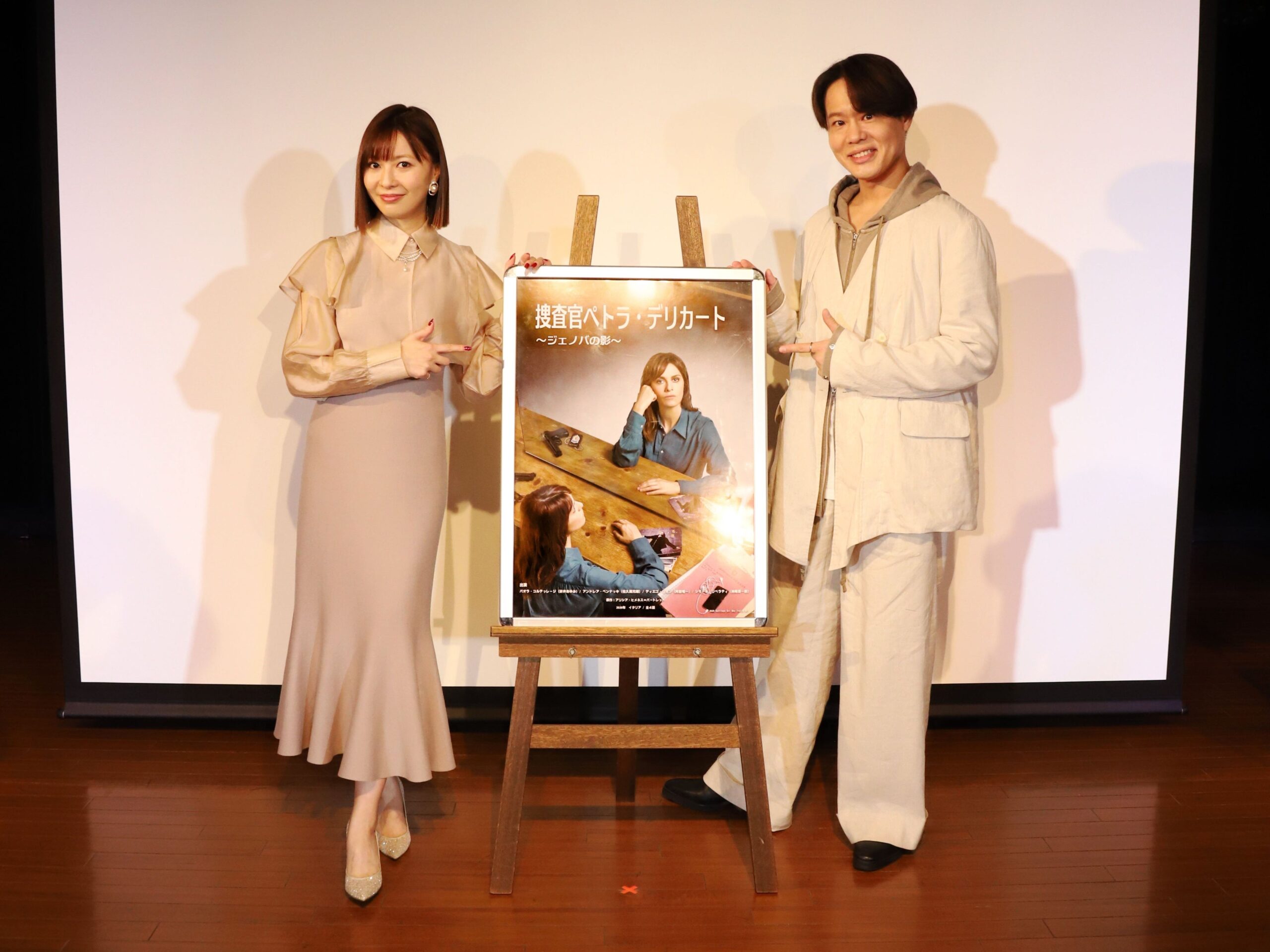出演者が作品ポスターを紹介