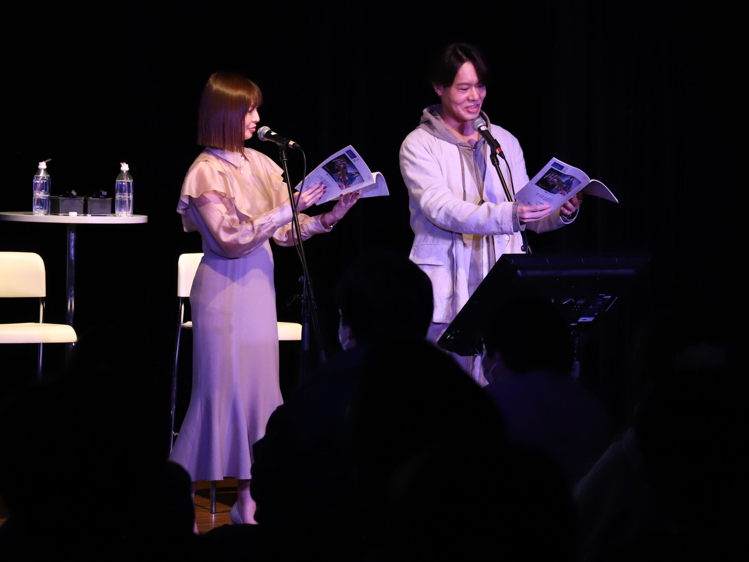 出演者が朗読を行う場面