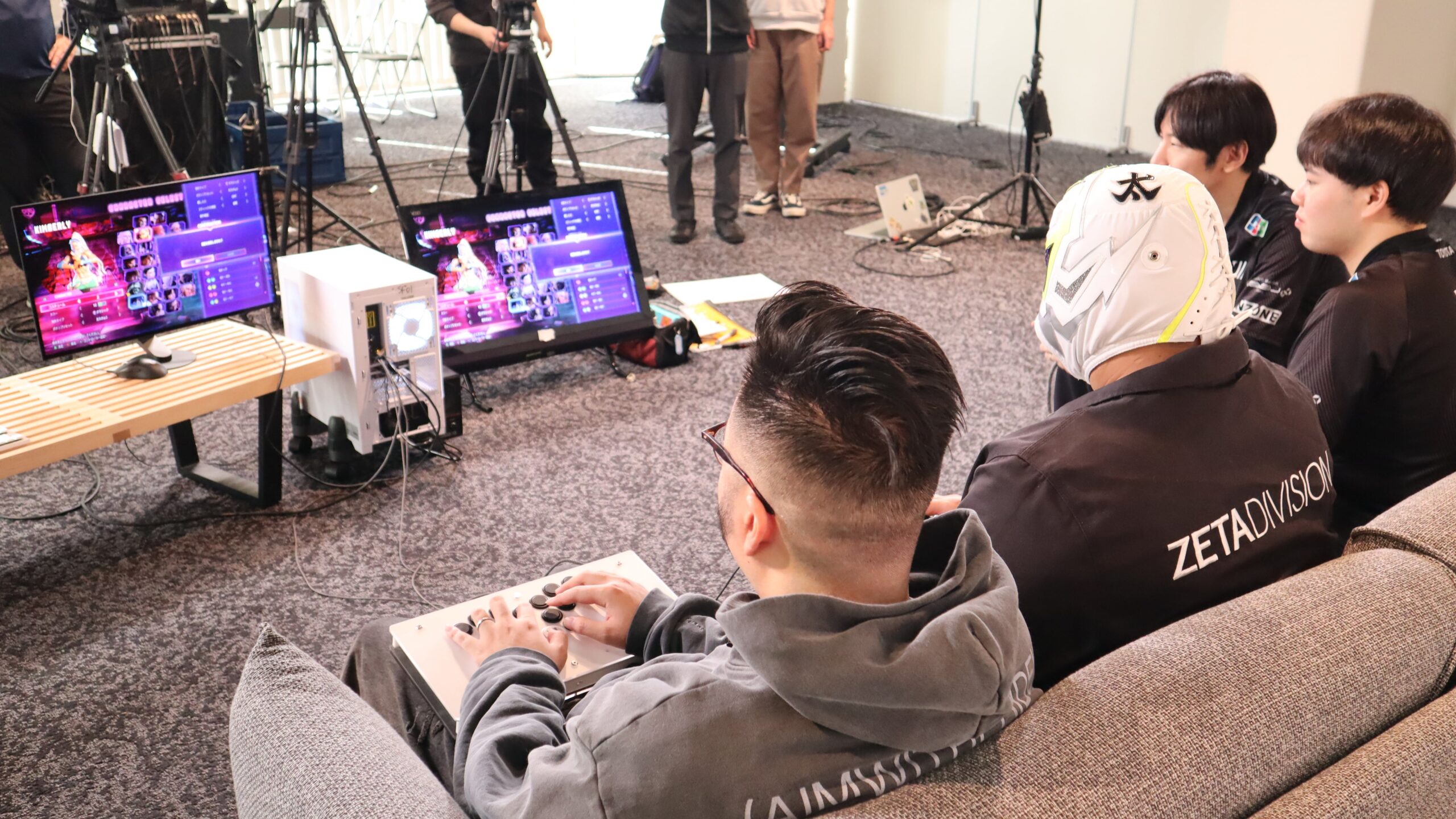 ゲーム画面を見つめるファン太と仲間