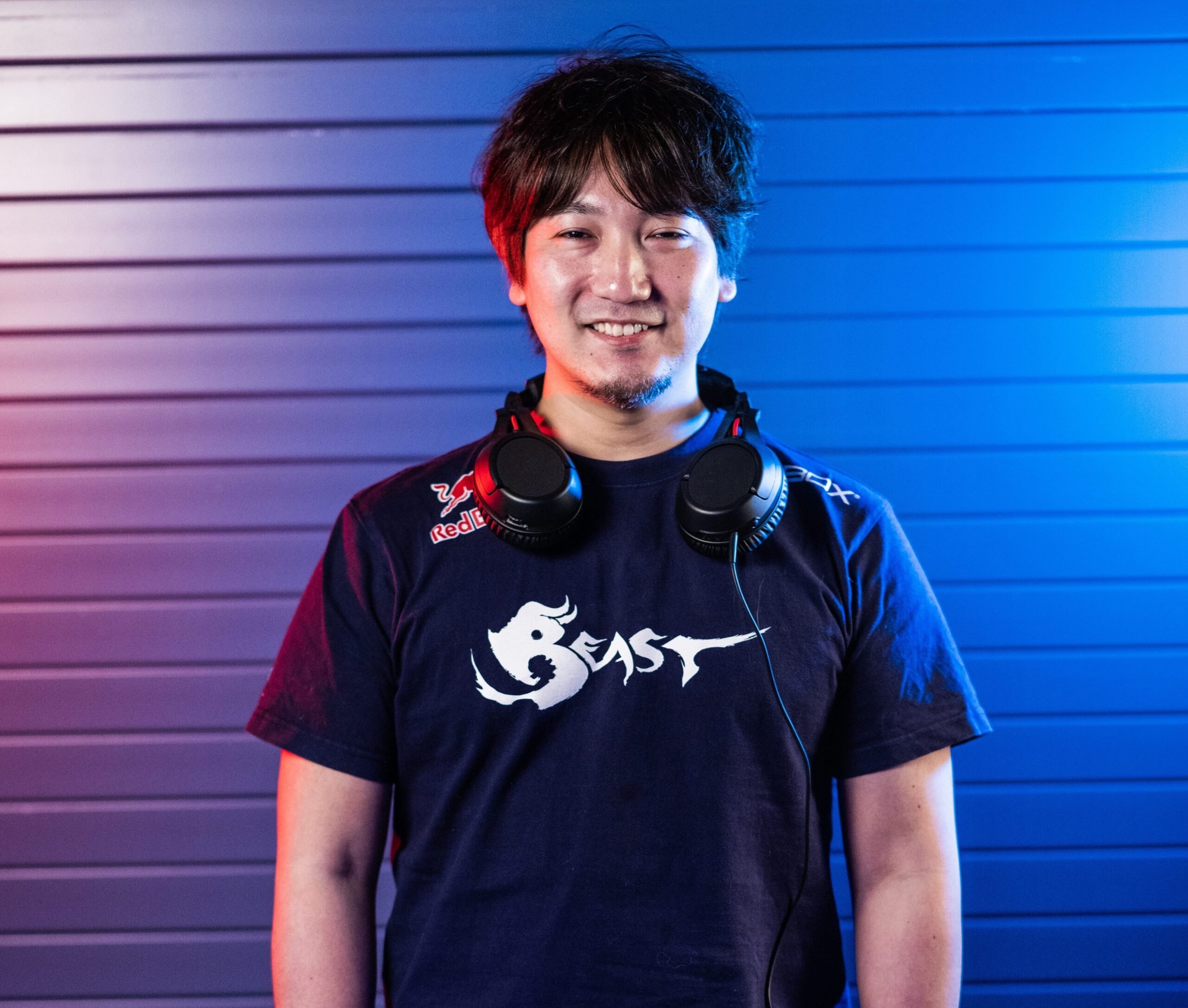 青いTシャツを着た男性ゲーマー