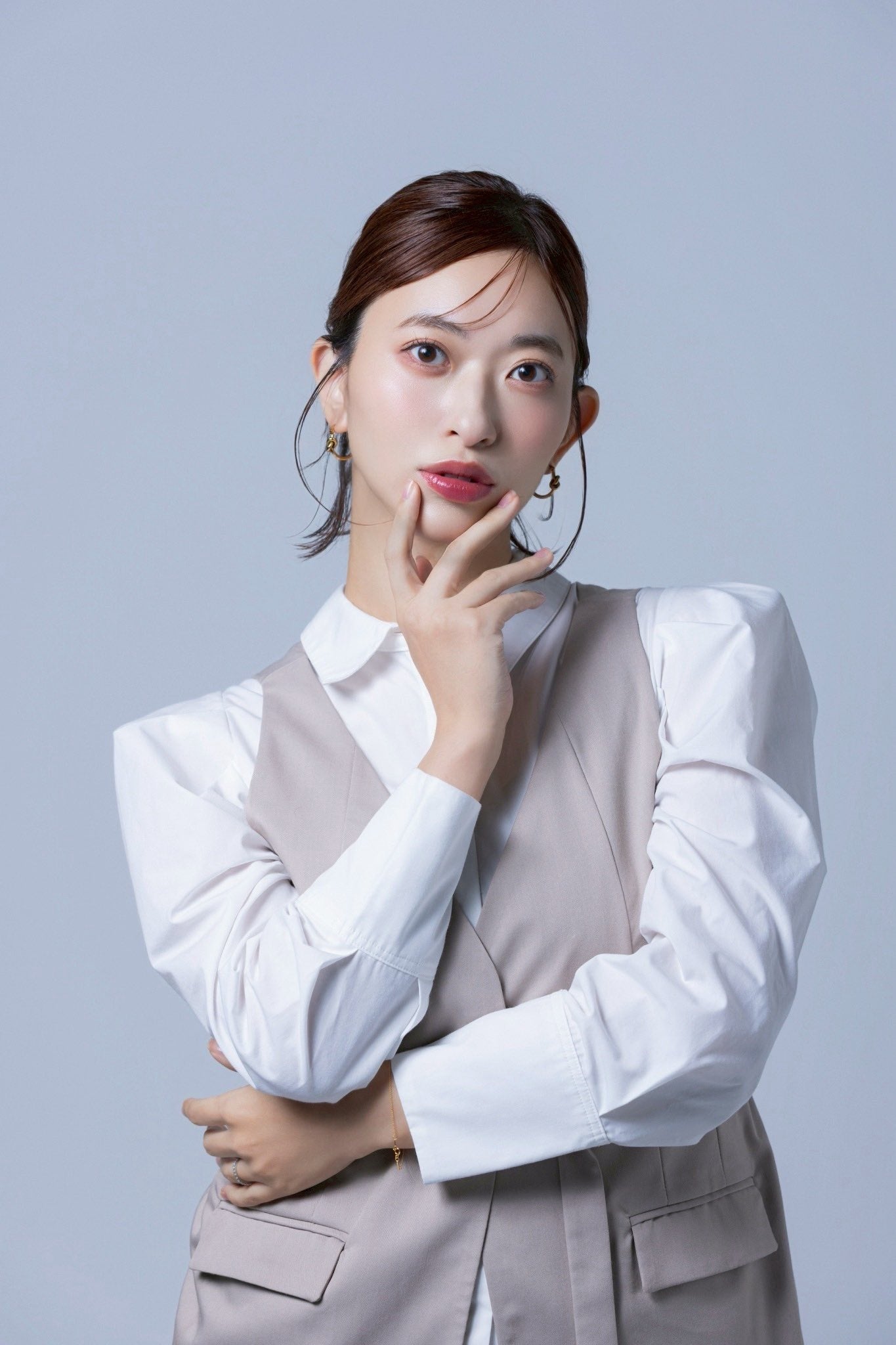 考えるポーズの女性
