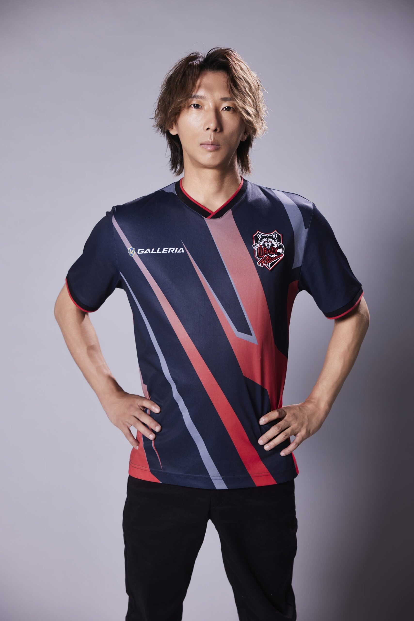 赤と黒のユニフォームの男性