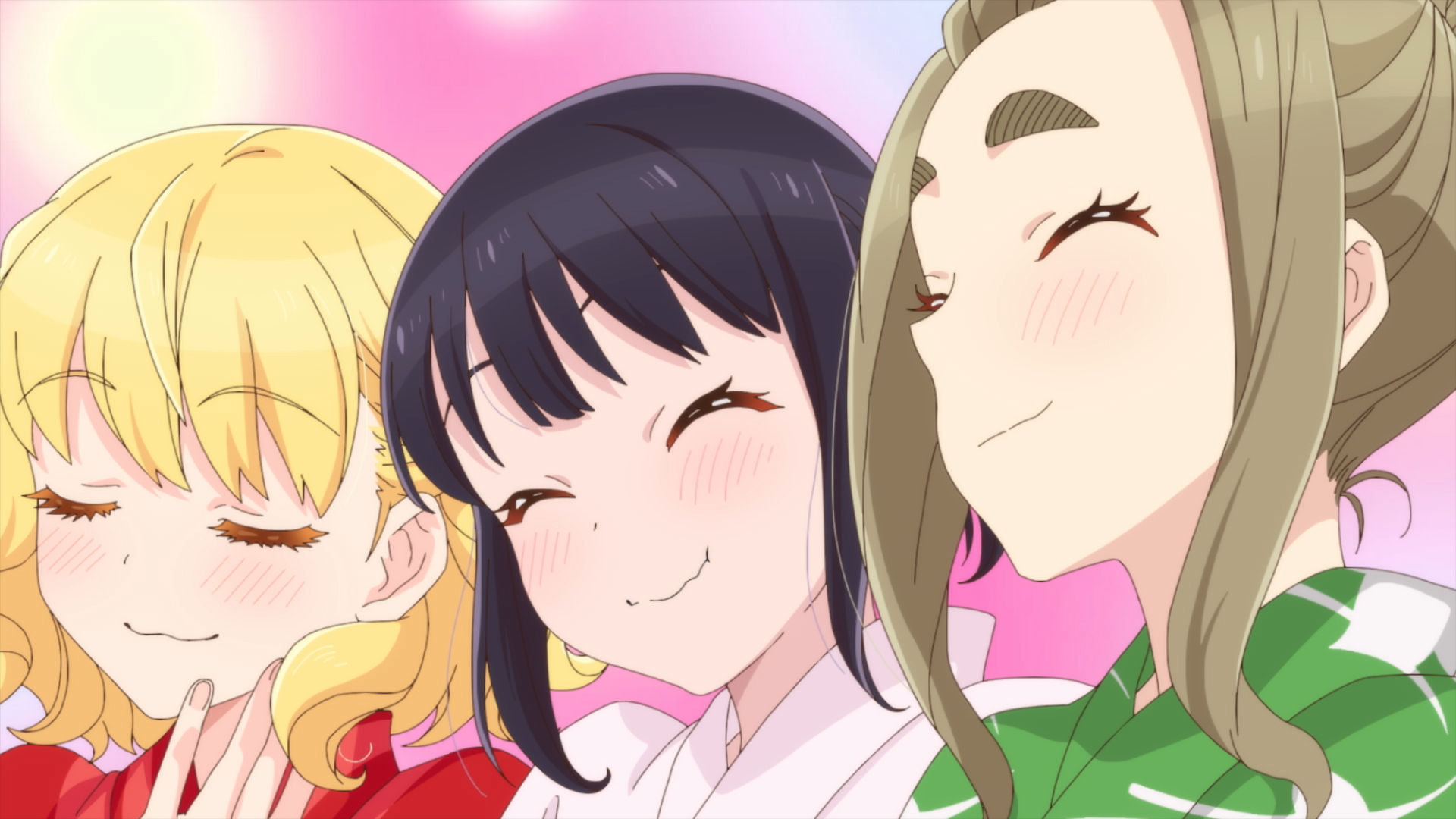 3人の女性が笑顔で和服を楽しむ