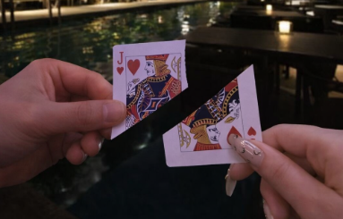 半分のトランプカードを持つ手