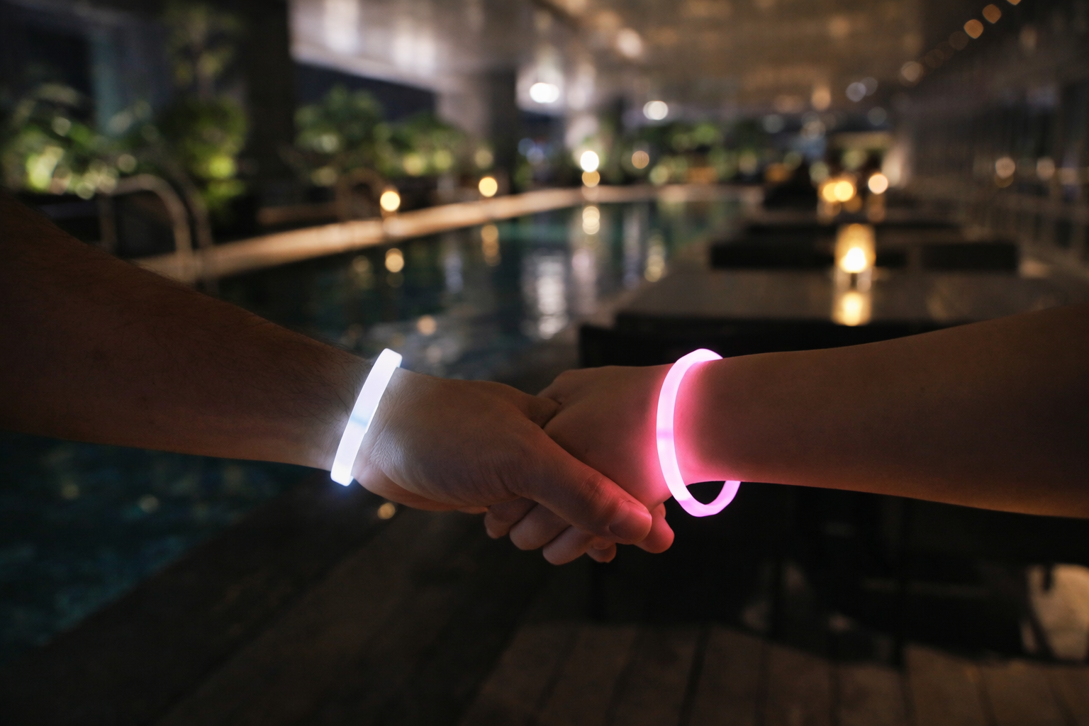 夜のテラスでの光るブレスレット握手
