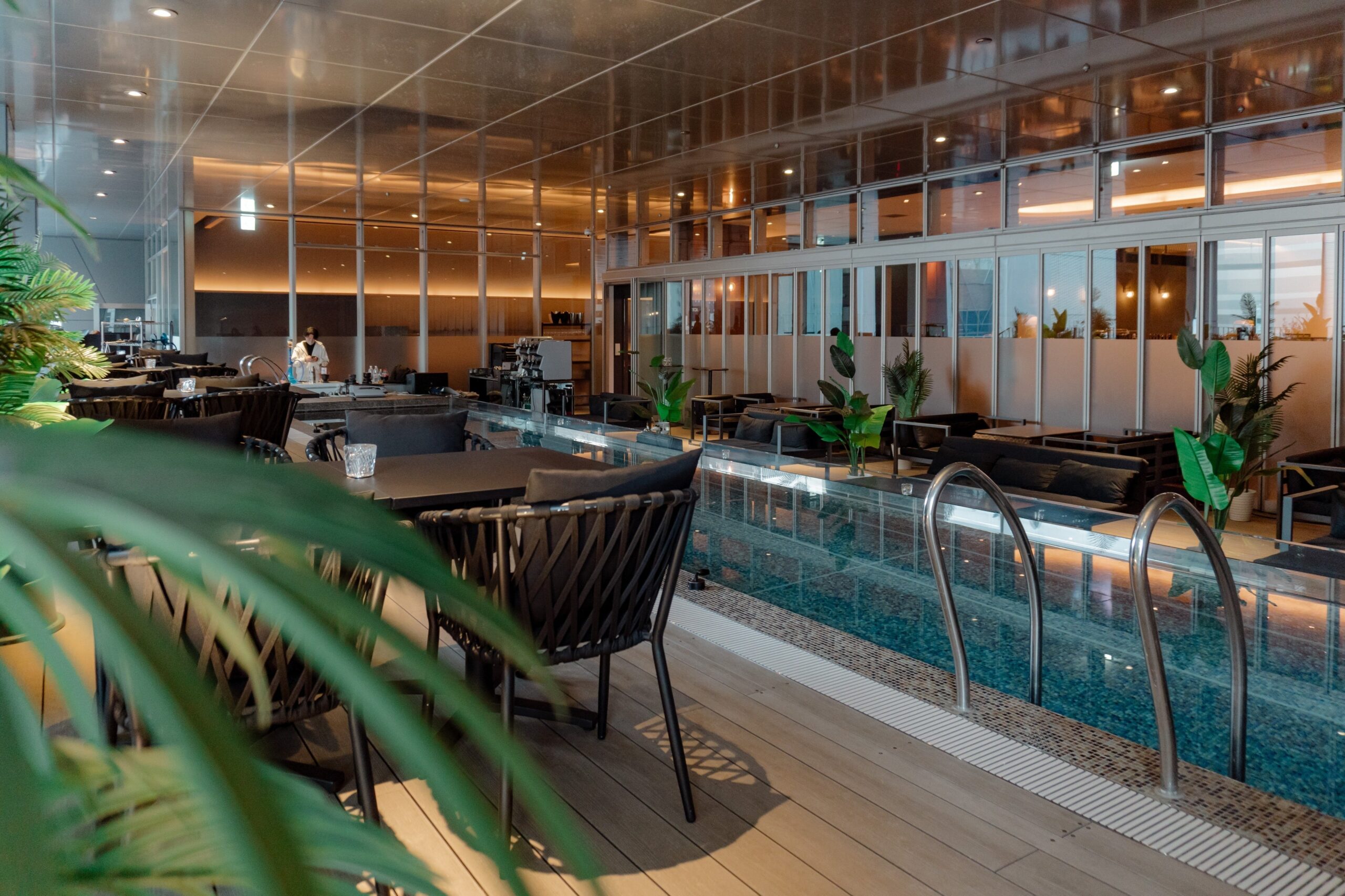 プールサイドのカフェテラス