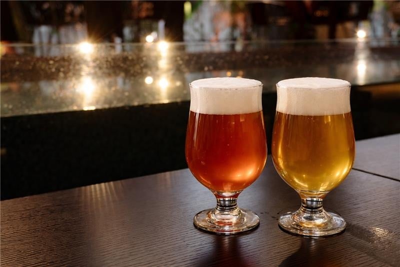 光を浴びるグラスビール2杯