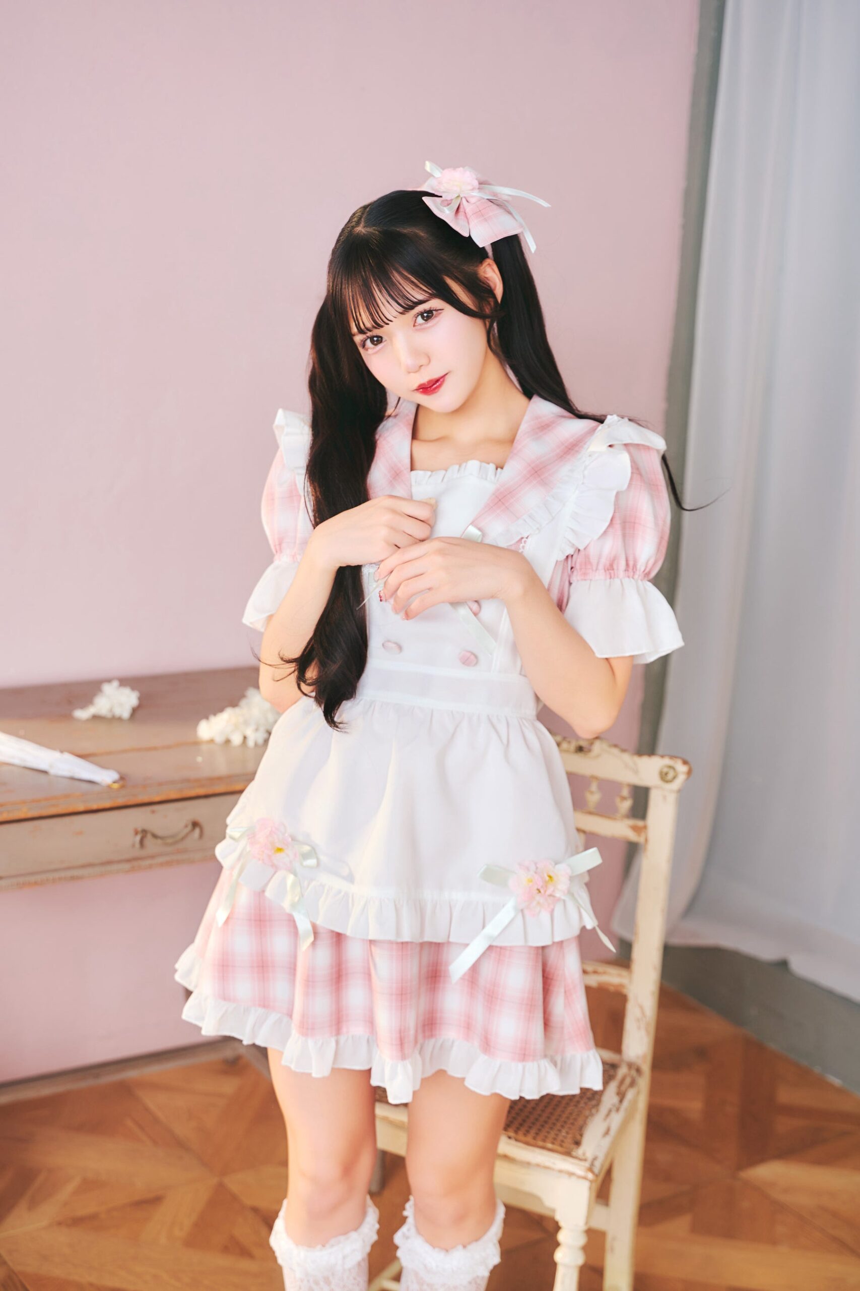 ピンクのチェックドレスを着たモデル