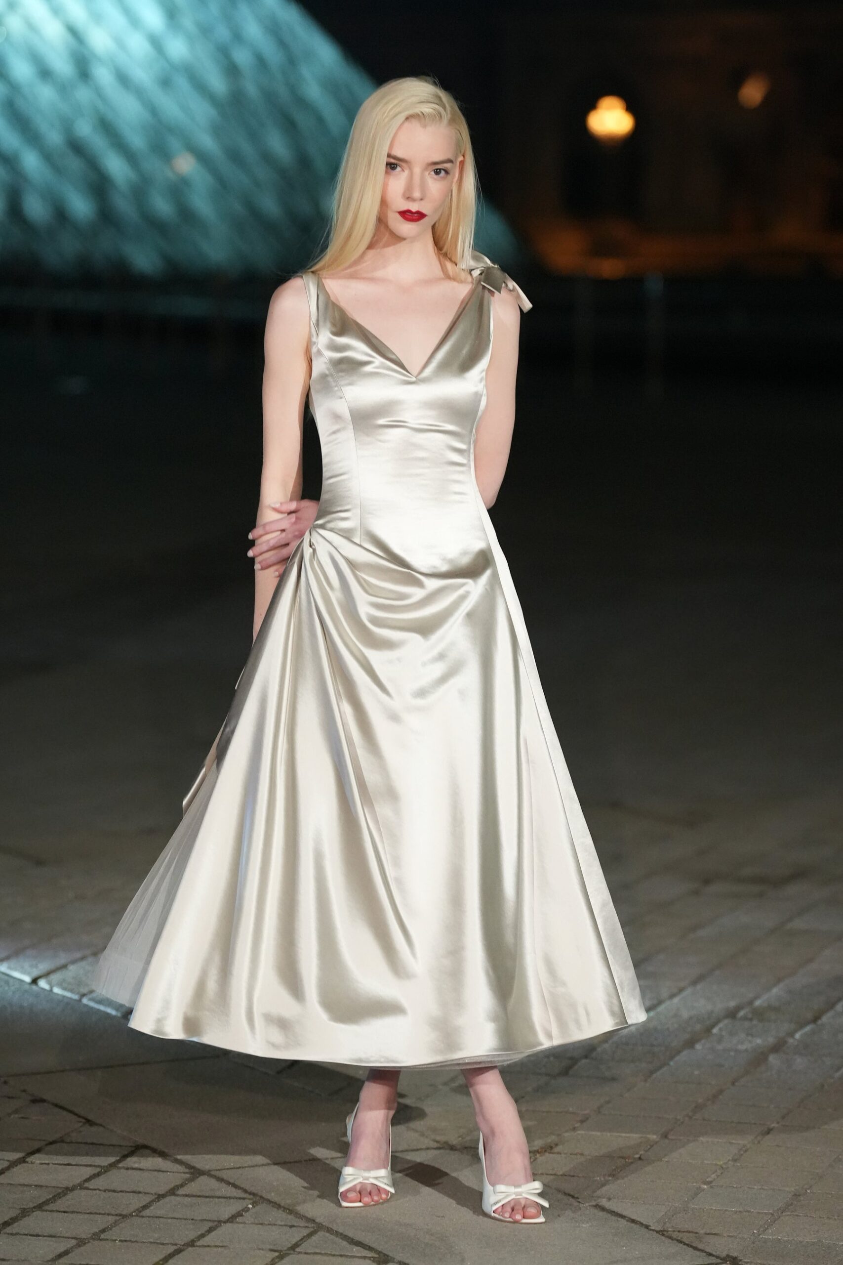 シルバーのディオールドレスを着た女性