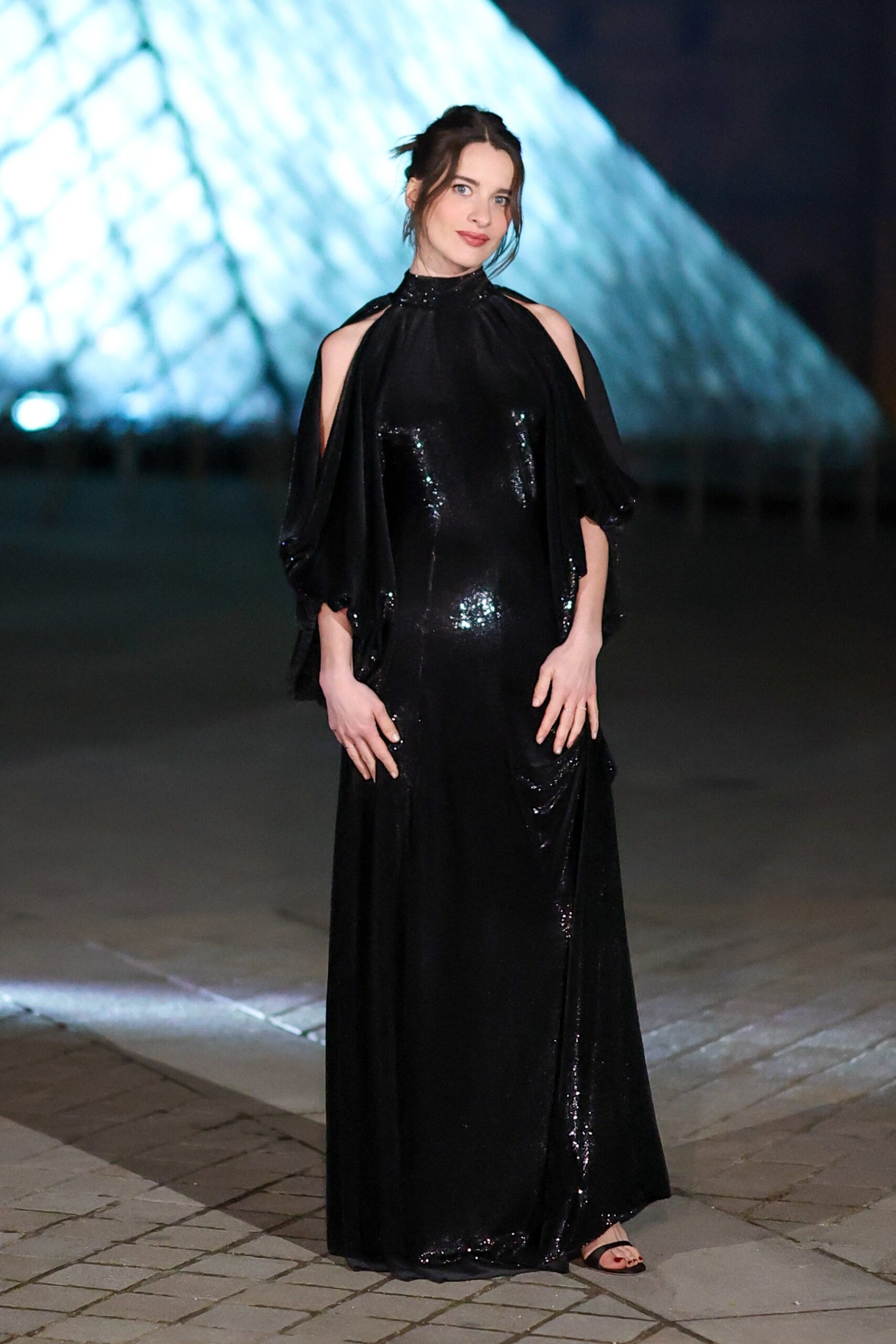 輝く黒いディオールドレスの女性