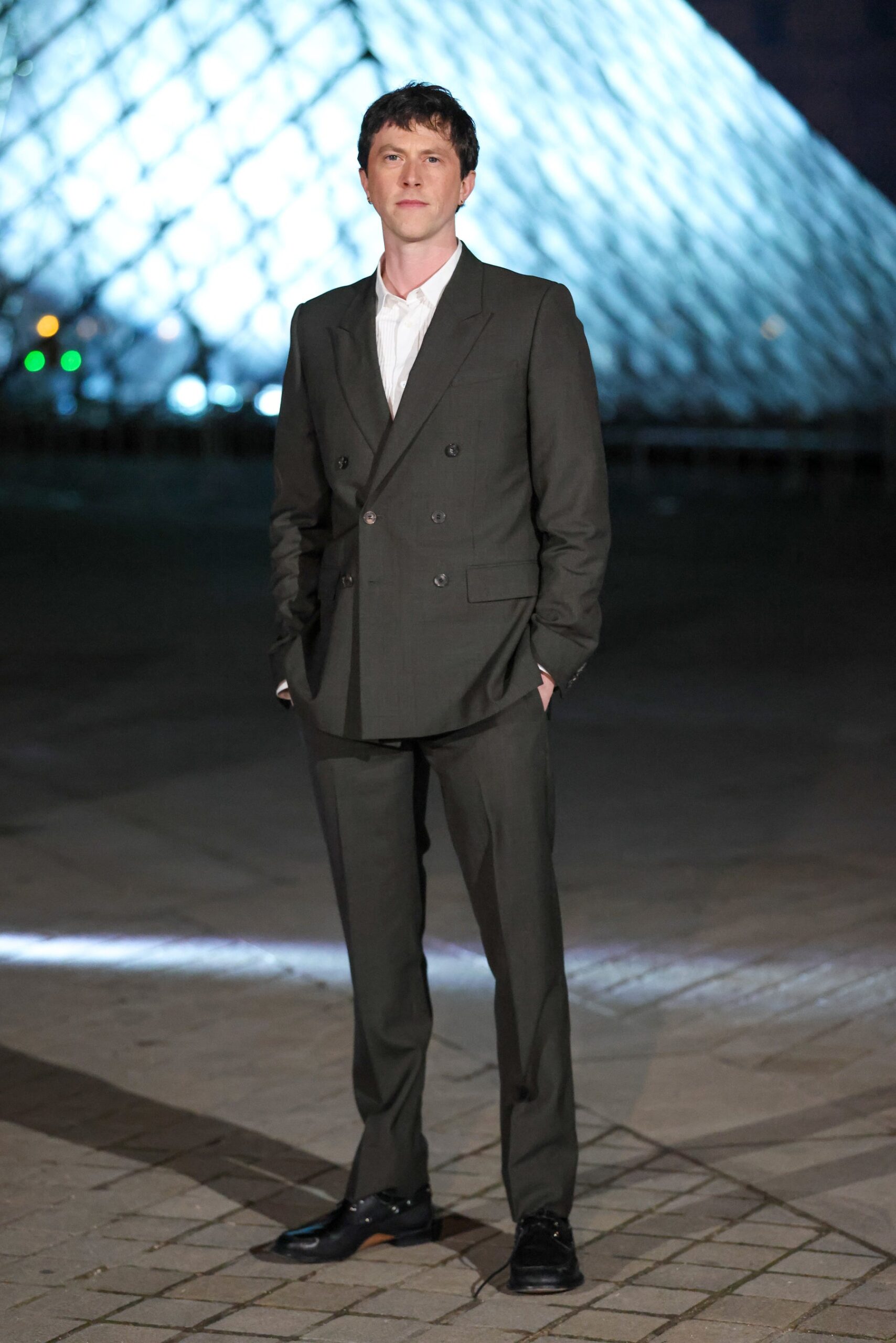 フォーマルなディオールスーツの男性