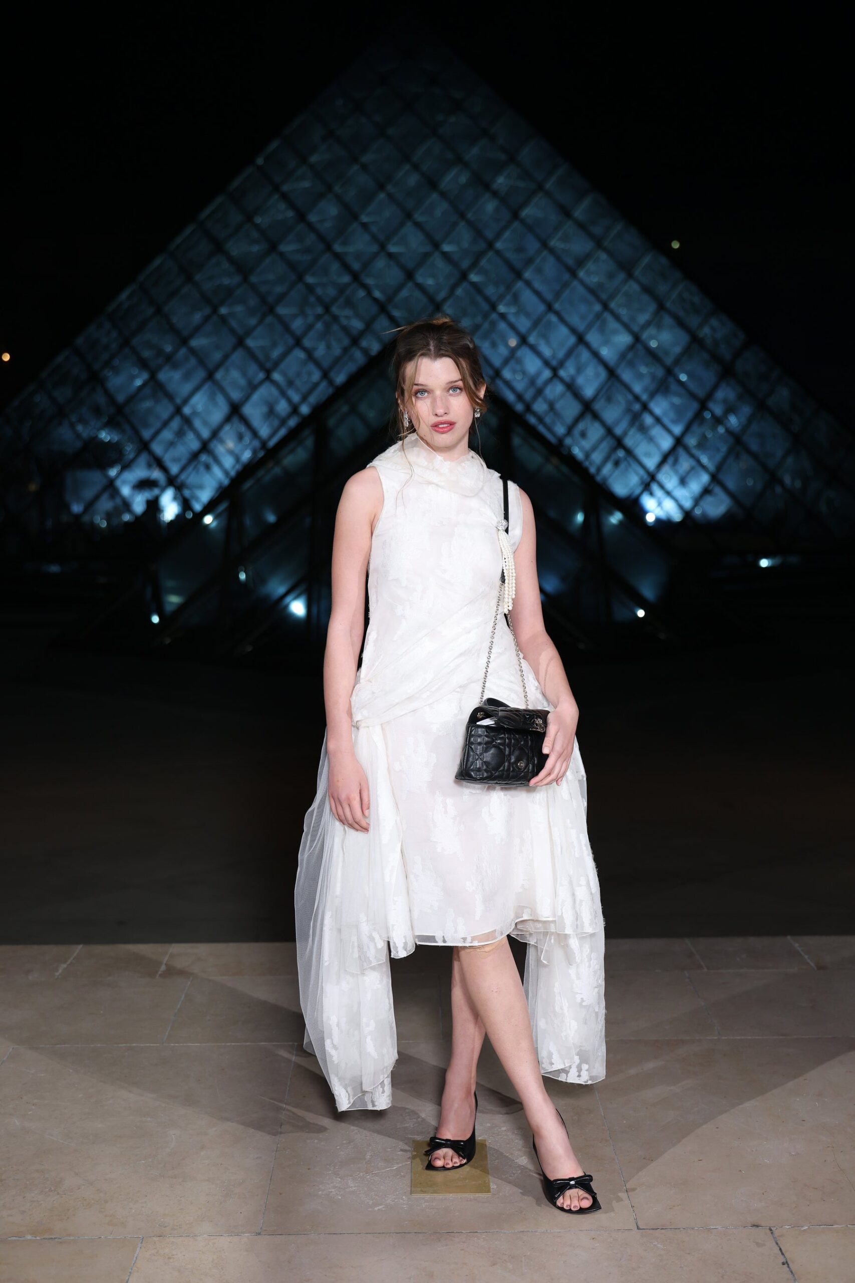 ルーブル前で白いディオールドレスの女性