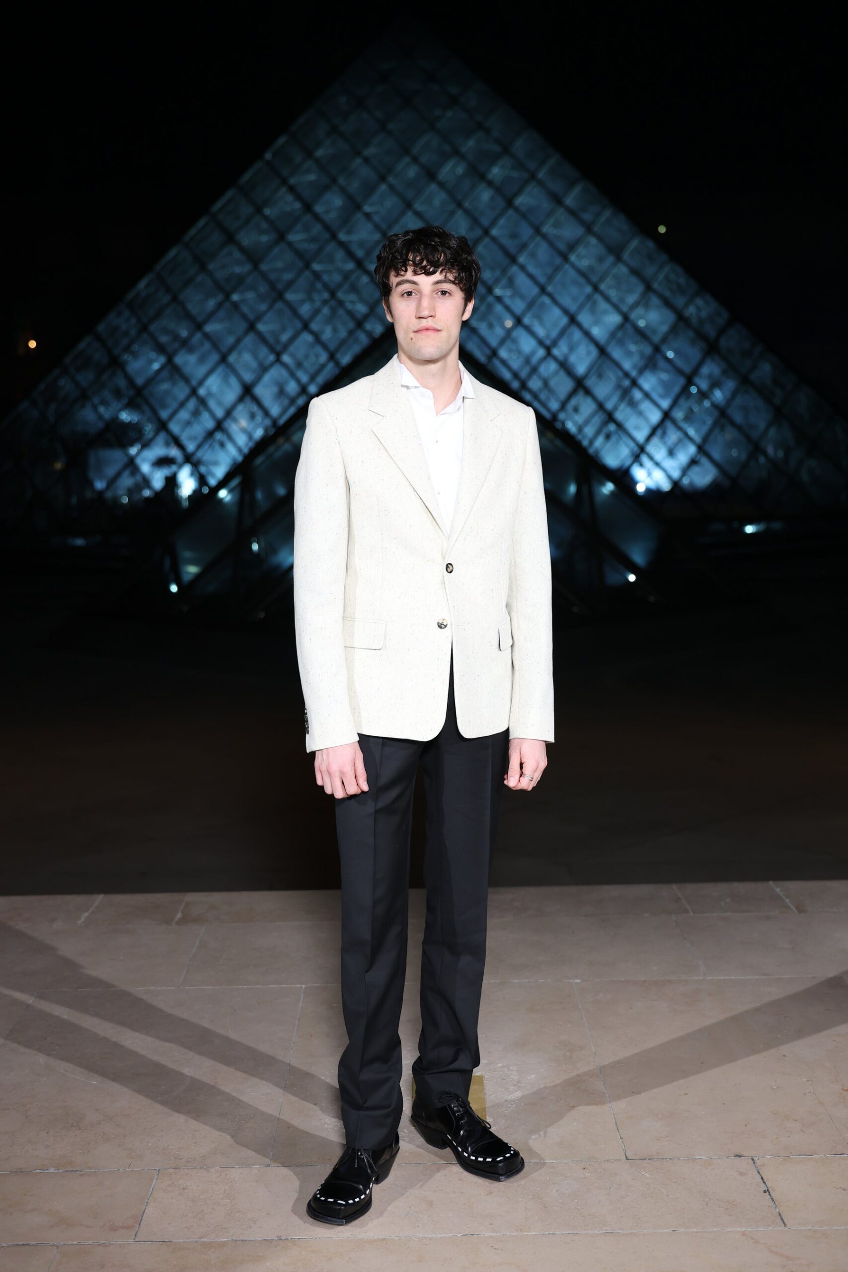 ルーブル前で白ジャケットの男性