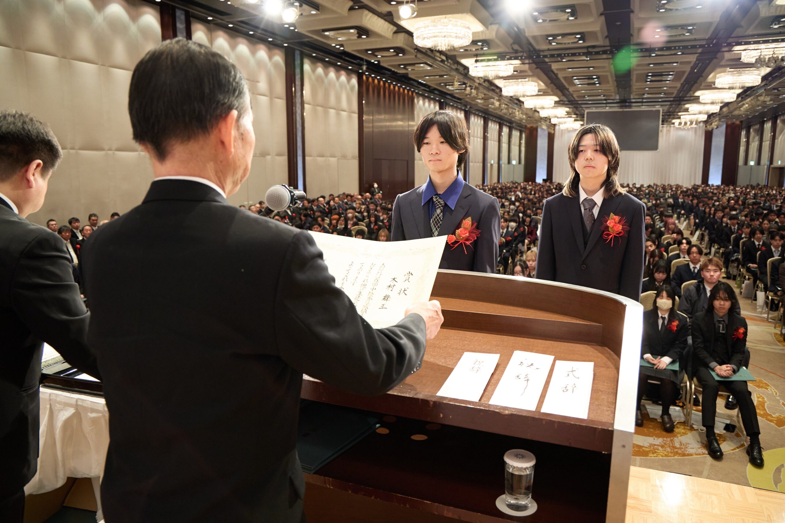 壇上で表彰を受ける高校生