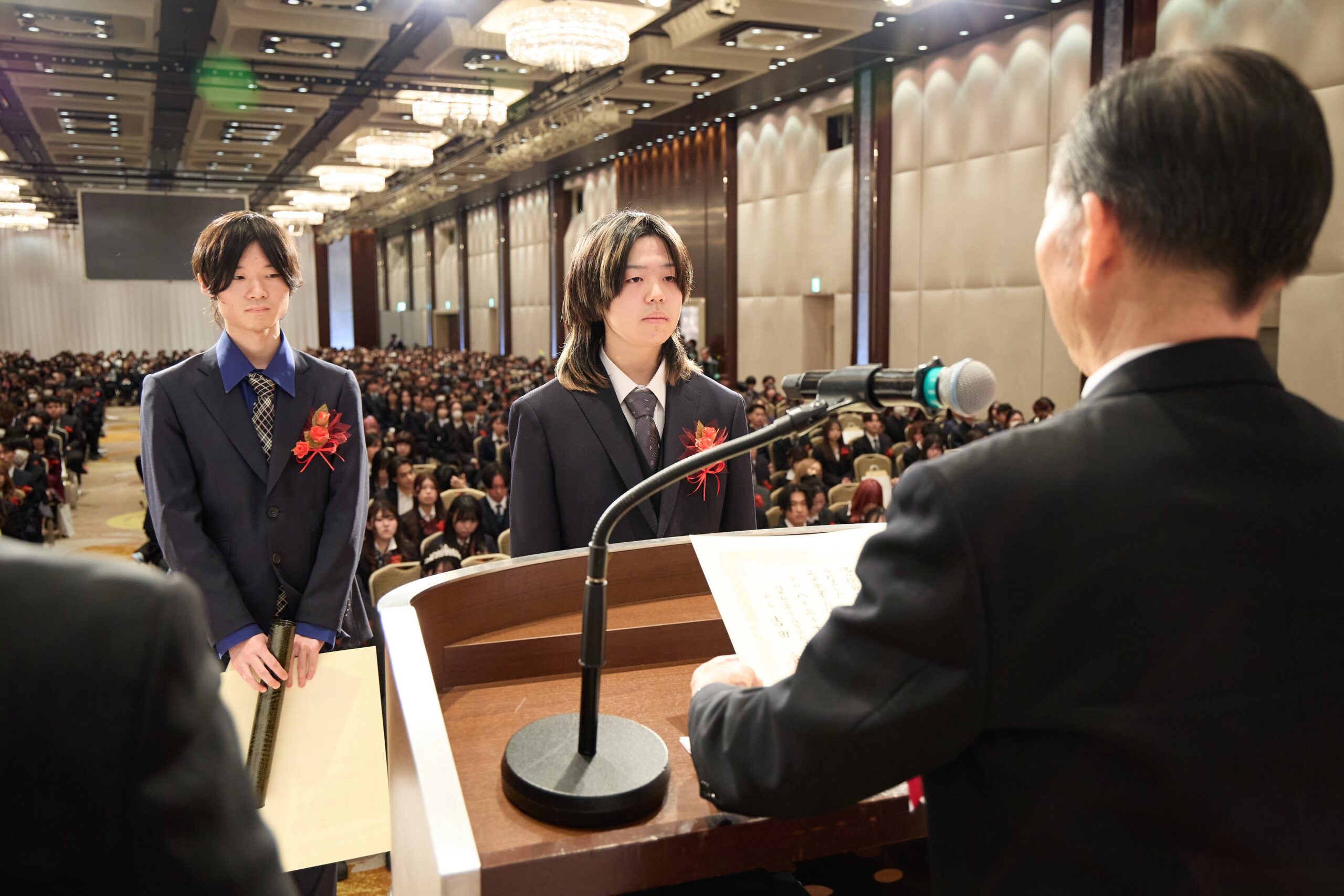 壇上で話を聞く中央国際高等生徒