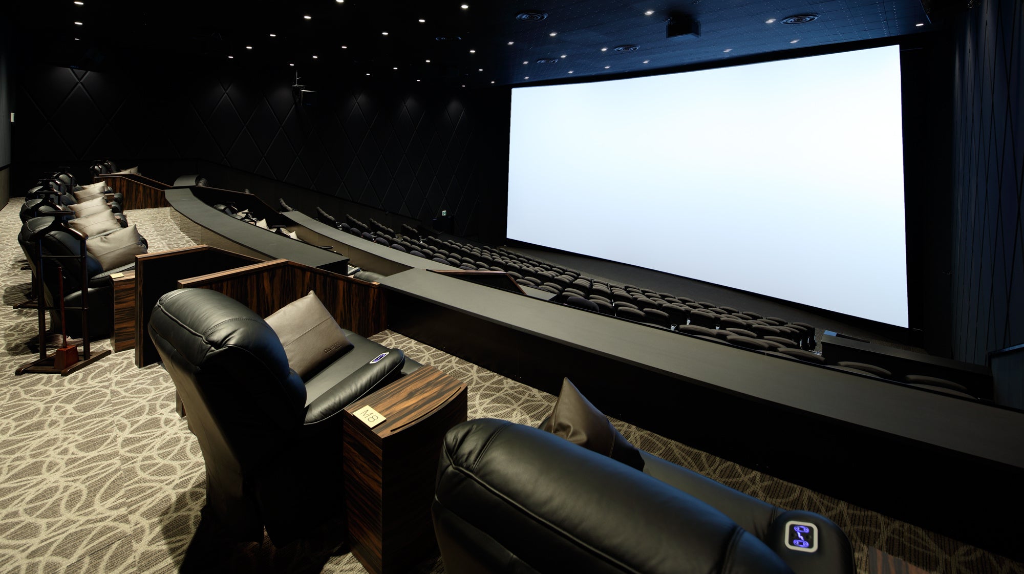 映画館内の高級シートと大スクリーン
