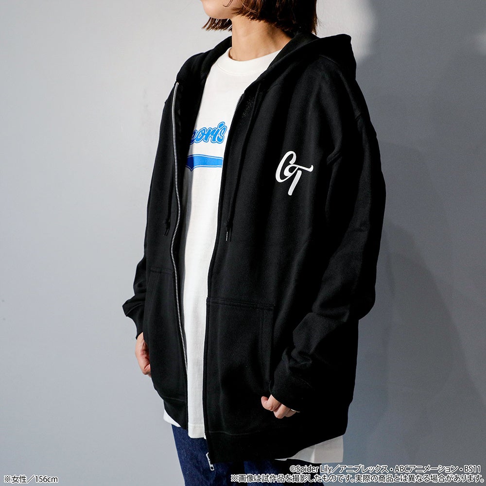 フーディーを着た女性モデル