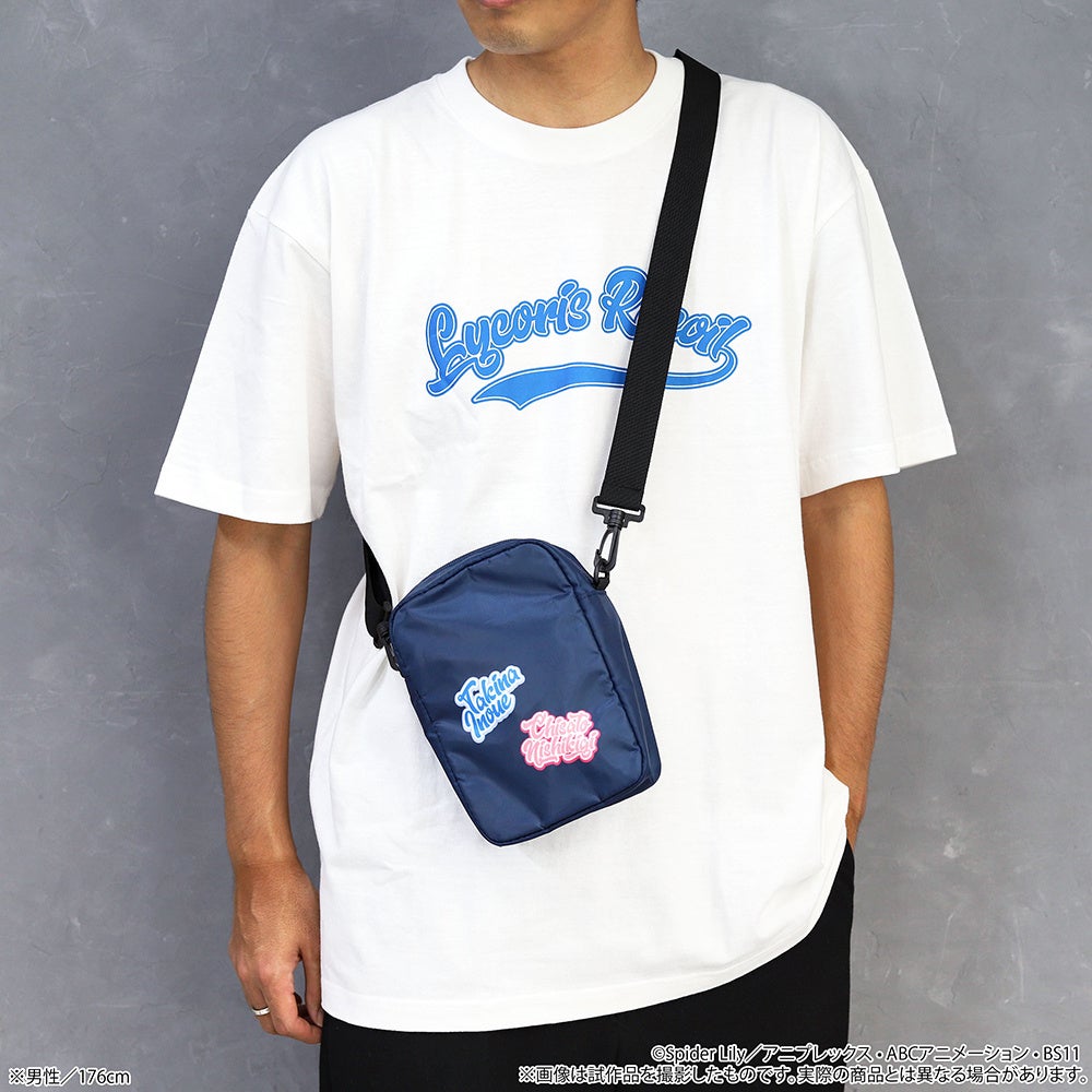 白Tシャツとバッグを身につけた男性