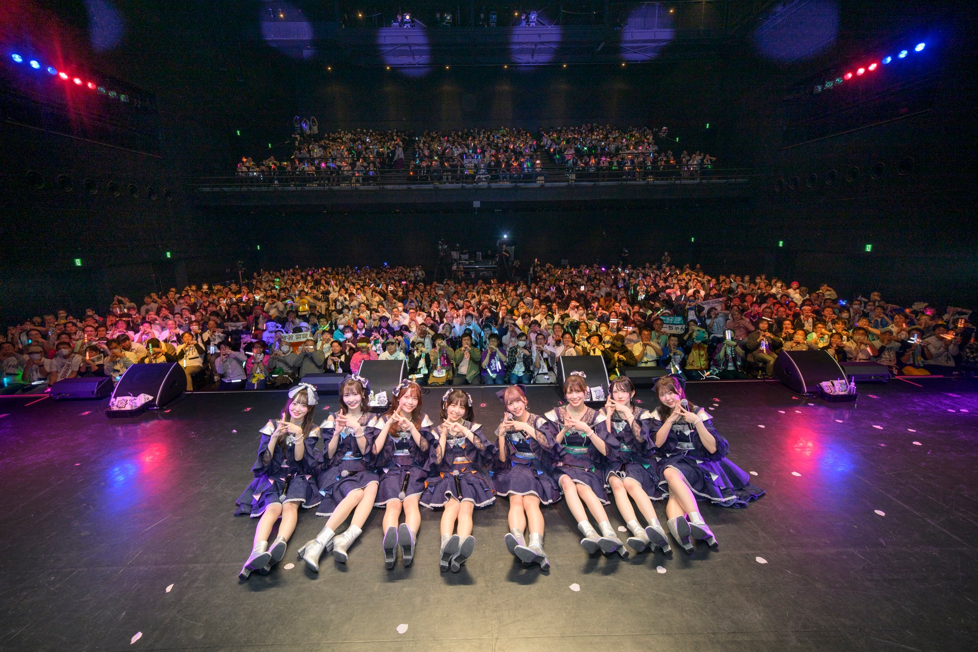 満員の観客と笑顔のグループメンバー