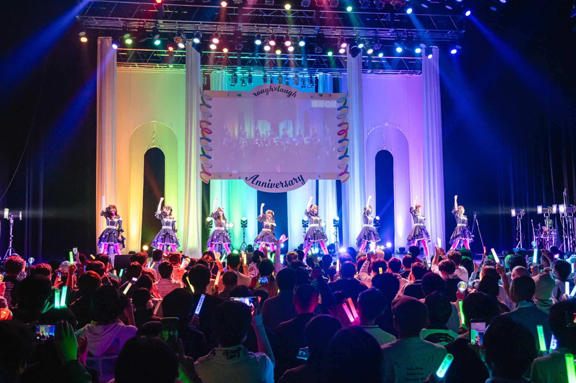 ステージ上で踊るグループメンバー