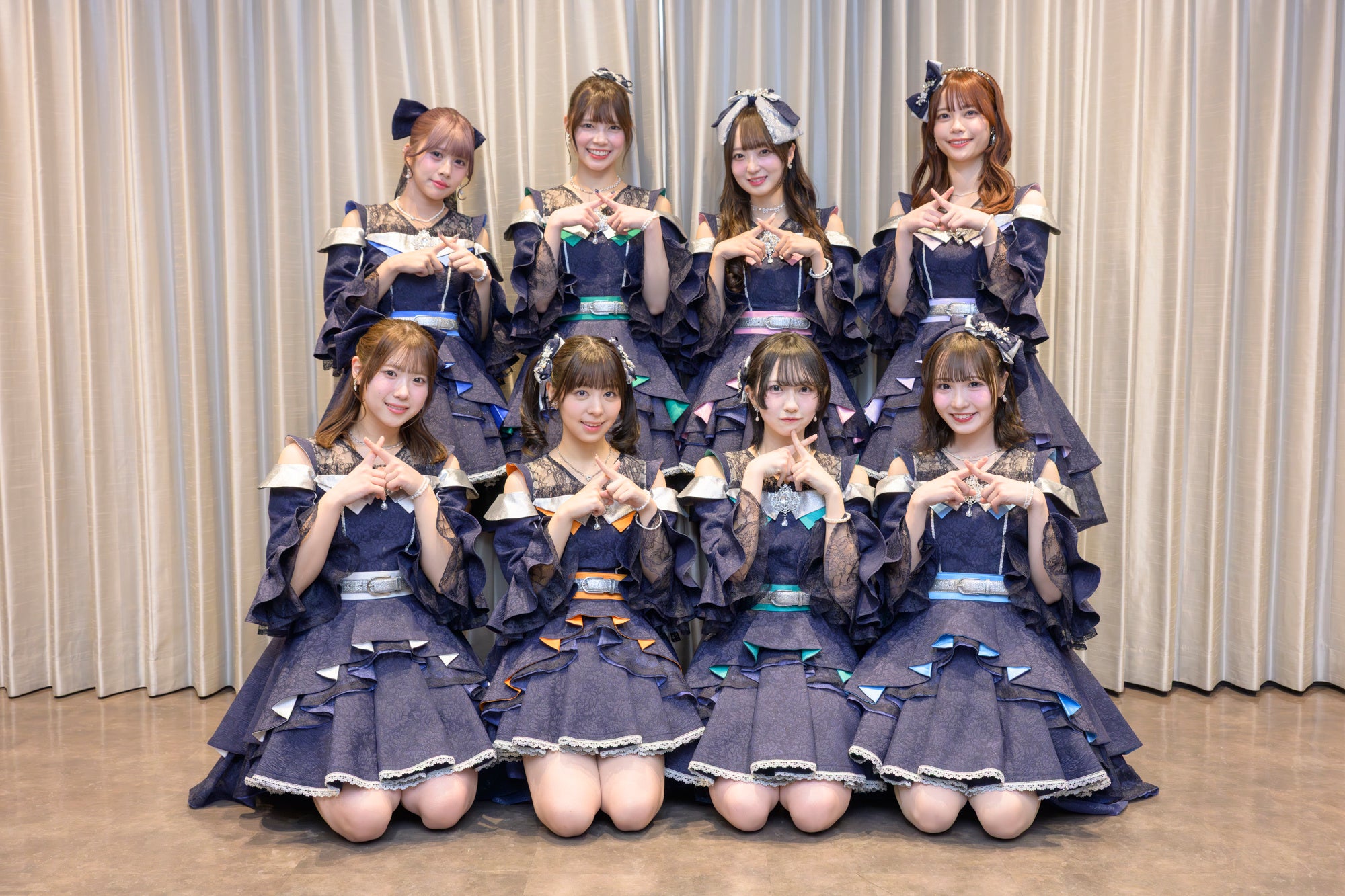 衣装を揃えたメンバーの集合写真