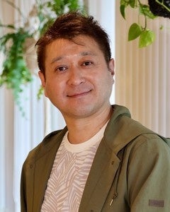 男性のポートレートと植物の背景