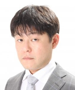 スーツ姿の講師の肖像写真