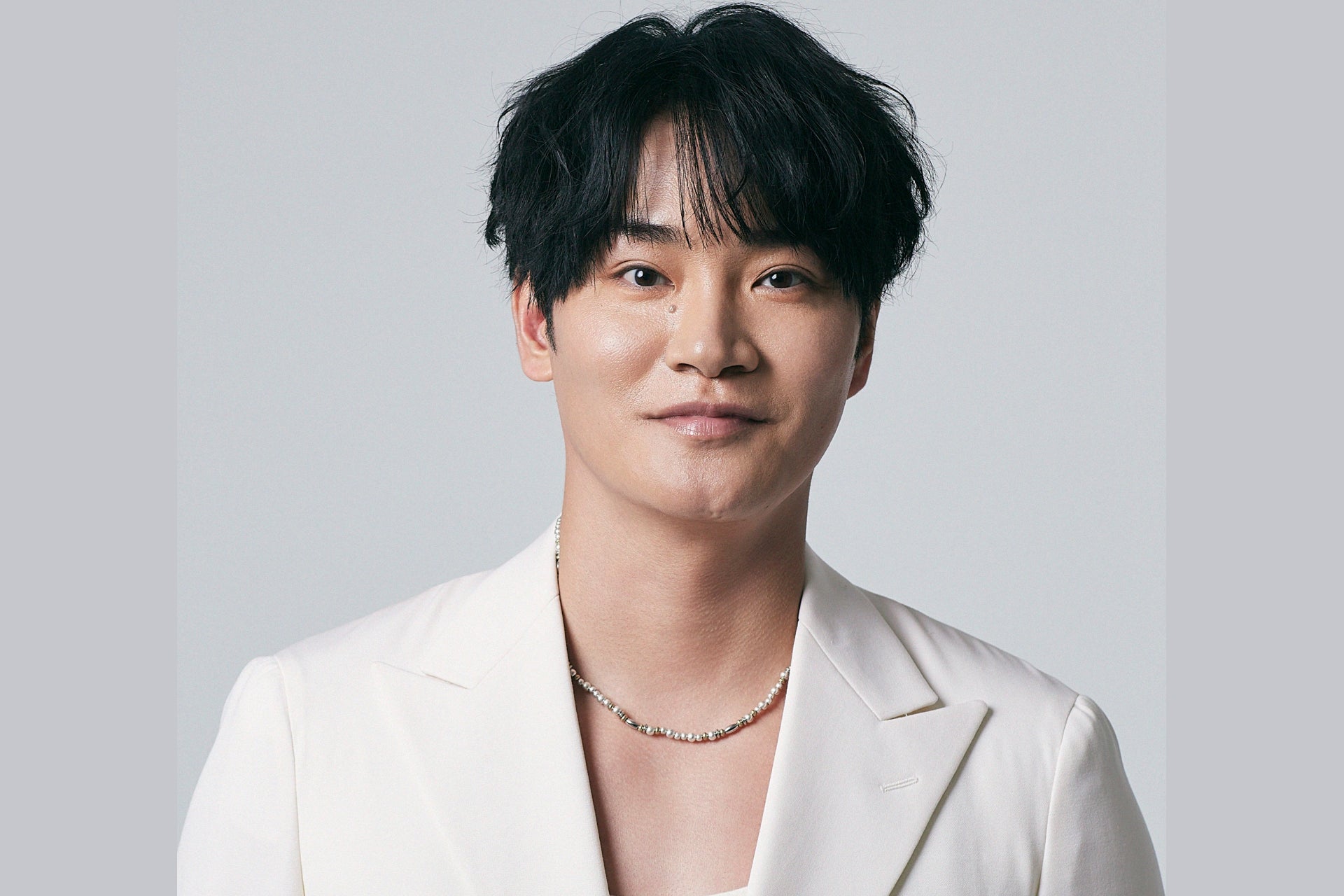 細谷佳正さんが白いジャケットを着用