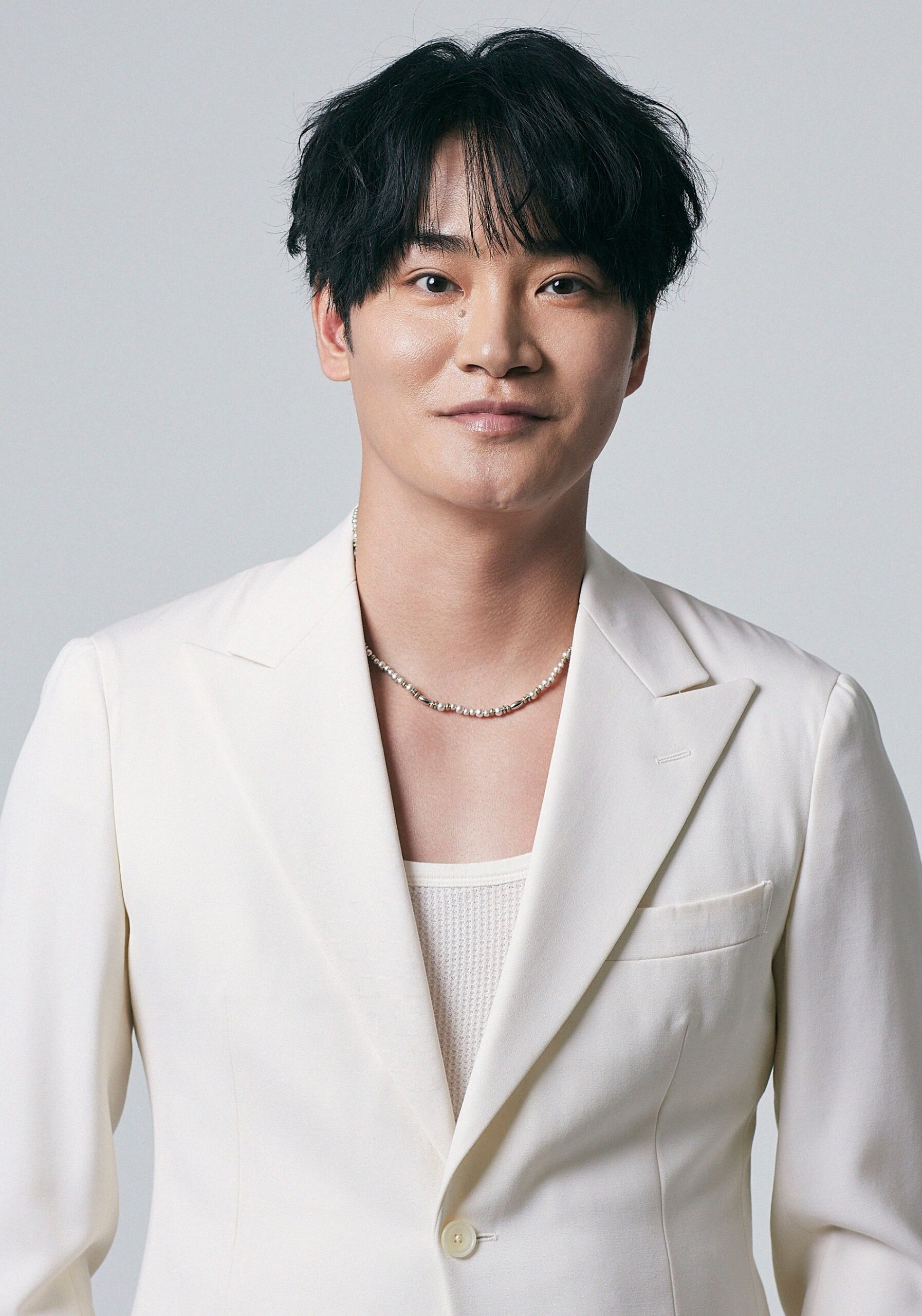 白いジャケット姿の細谷佳正さん